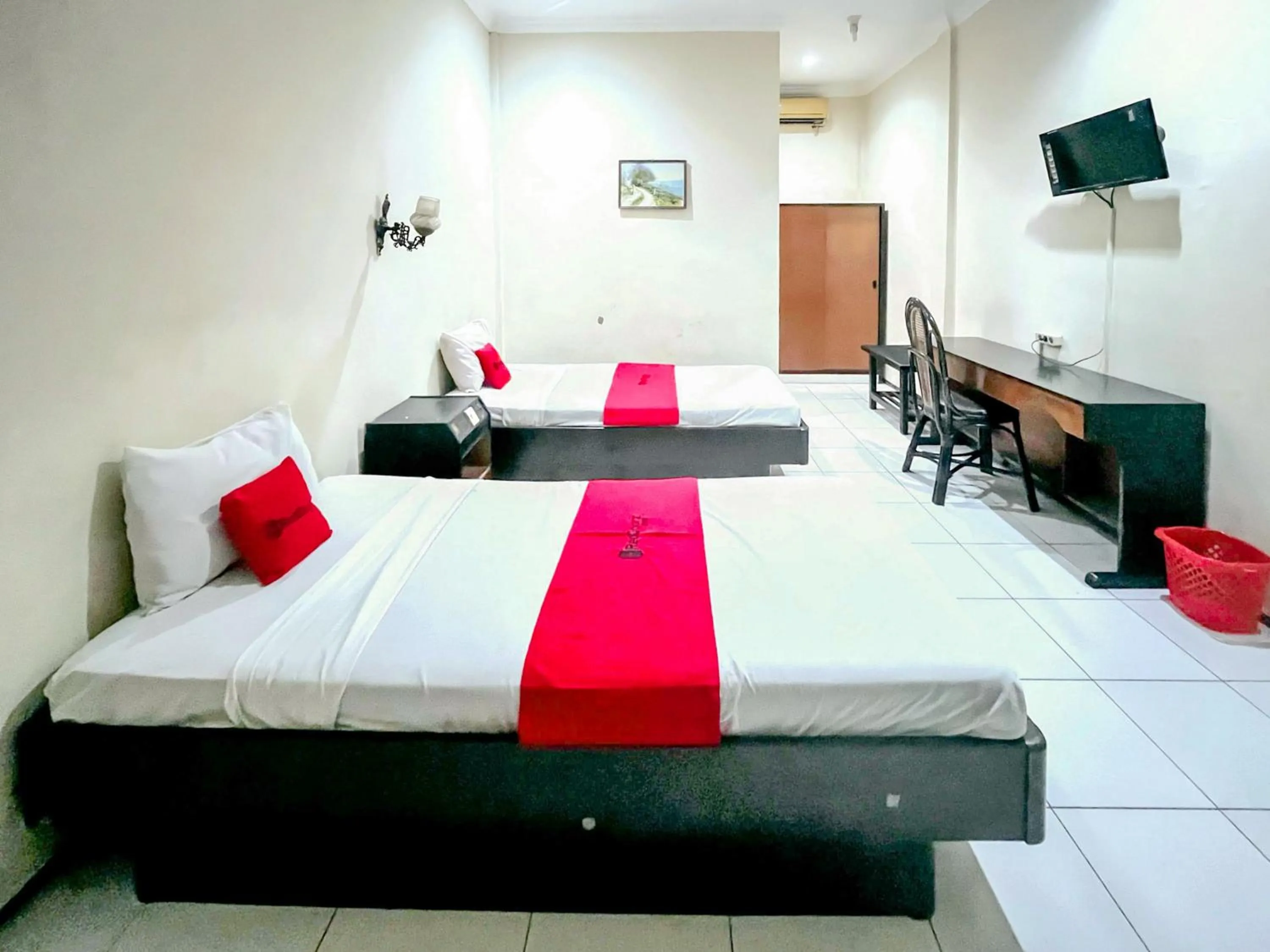 Bedroom, Bed in RedDoorz at Hotel Tampiarto Probolinggo Jawa Timur