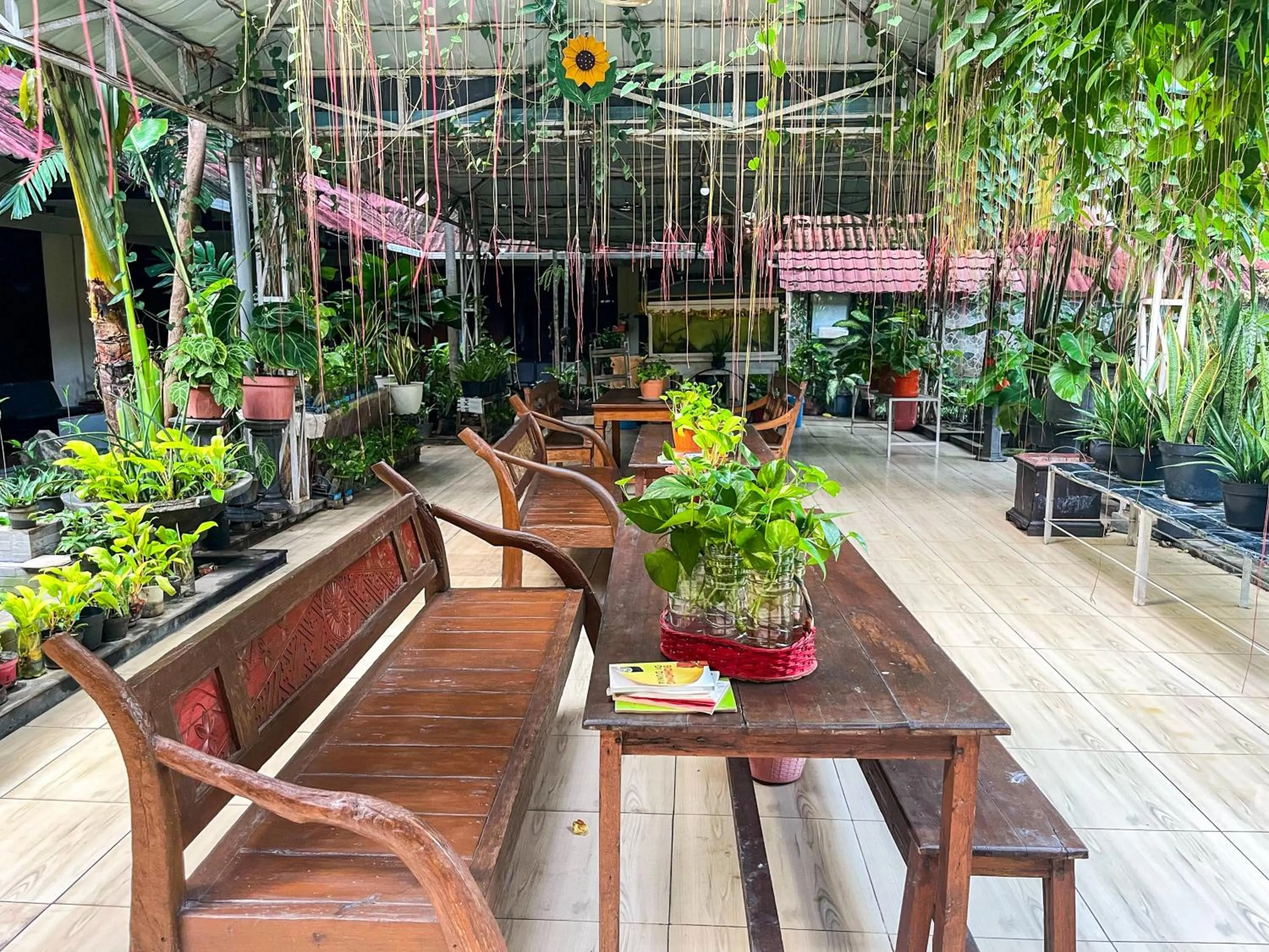 Seating area in RedDoorz at Hotel Tampiarto Probolinggo Jawa Timur