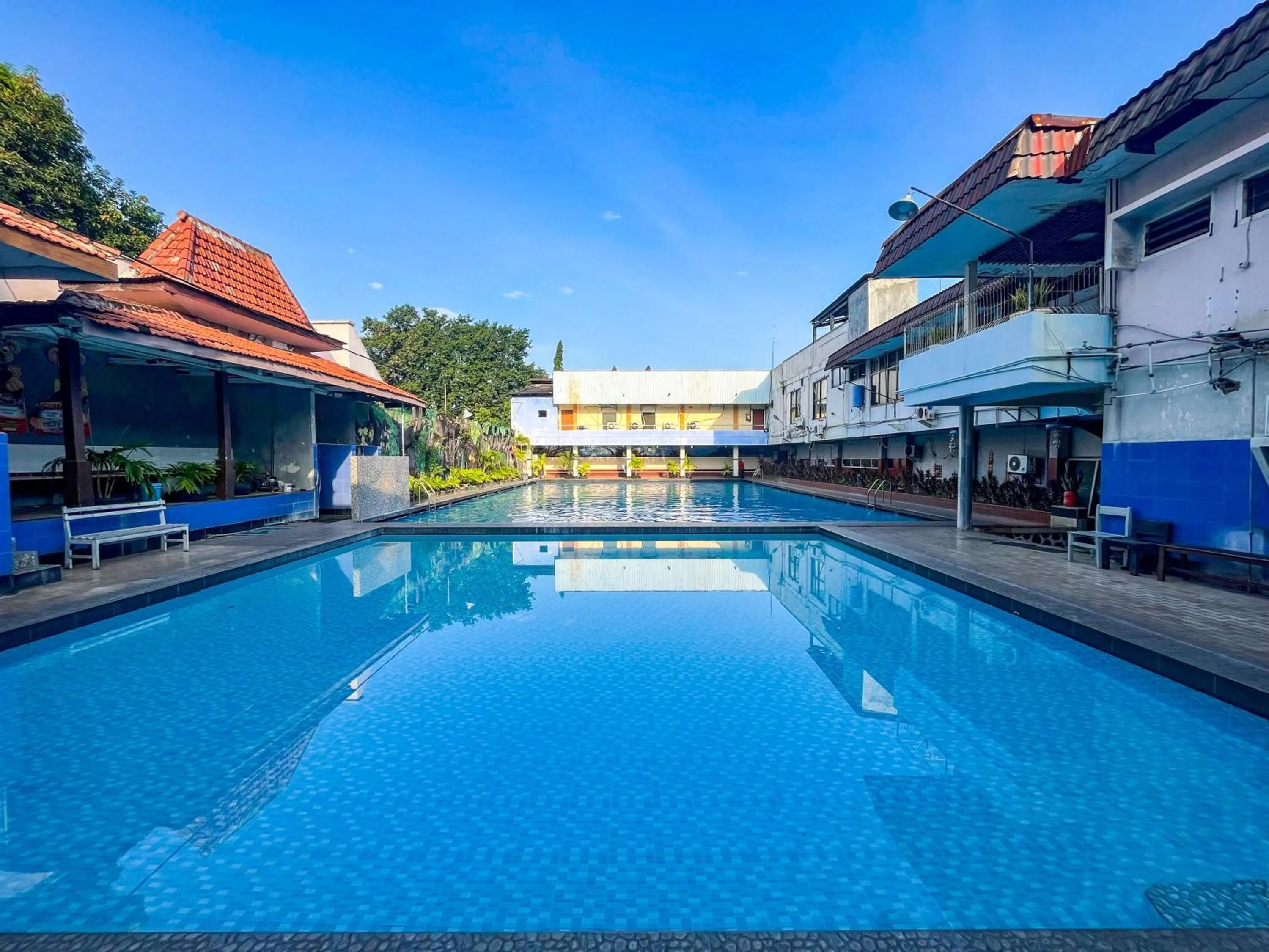 Swimming pool in RedDoorz at Hotel Tampiarto Probolinggo Jawa Timur