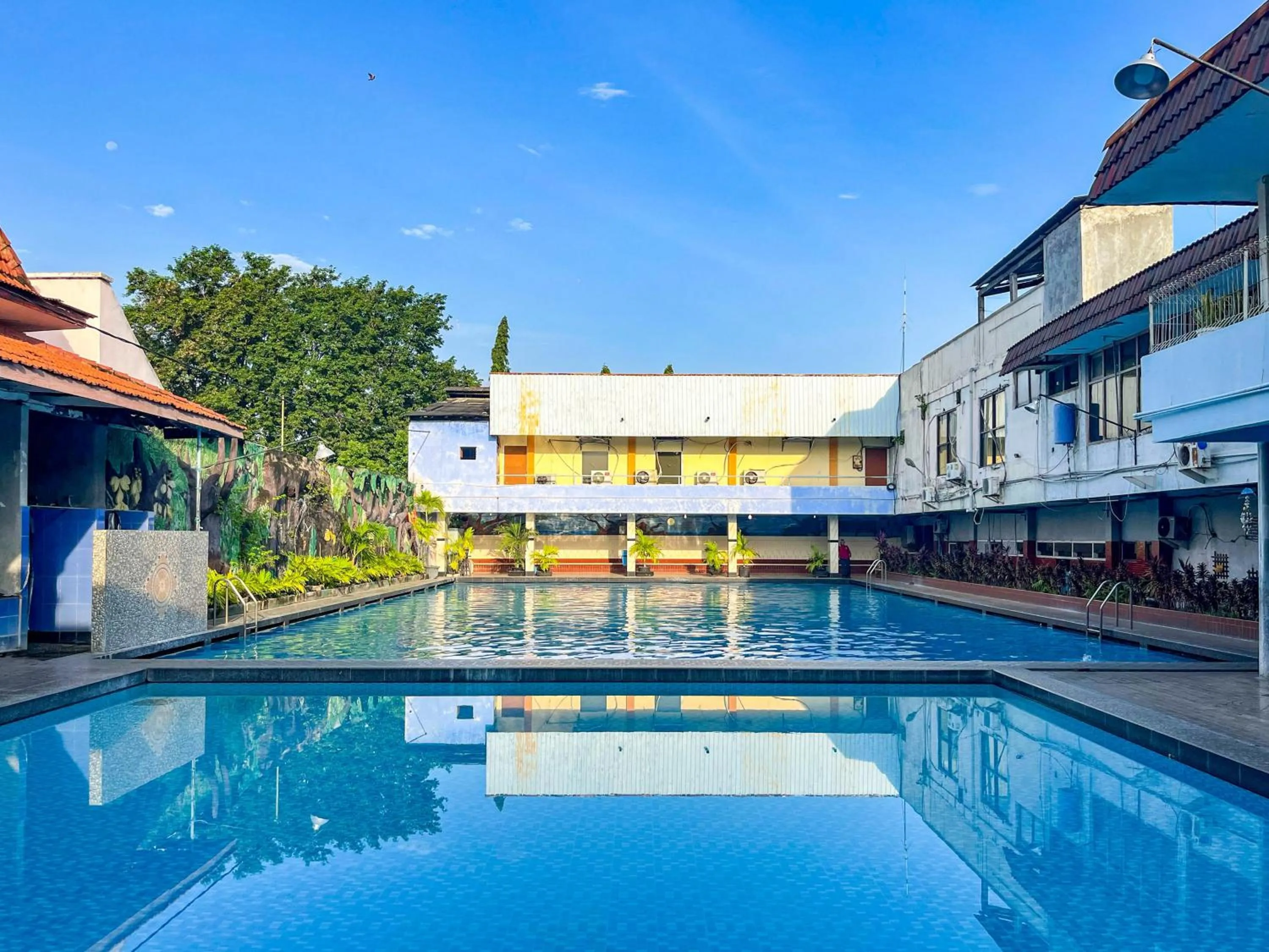 Swimming pool in RedDoorz at Hotel Tampiarto Probolinggo Jawa Timur