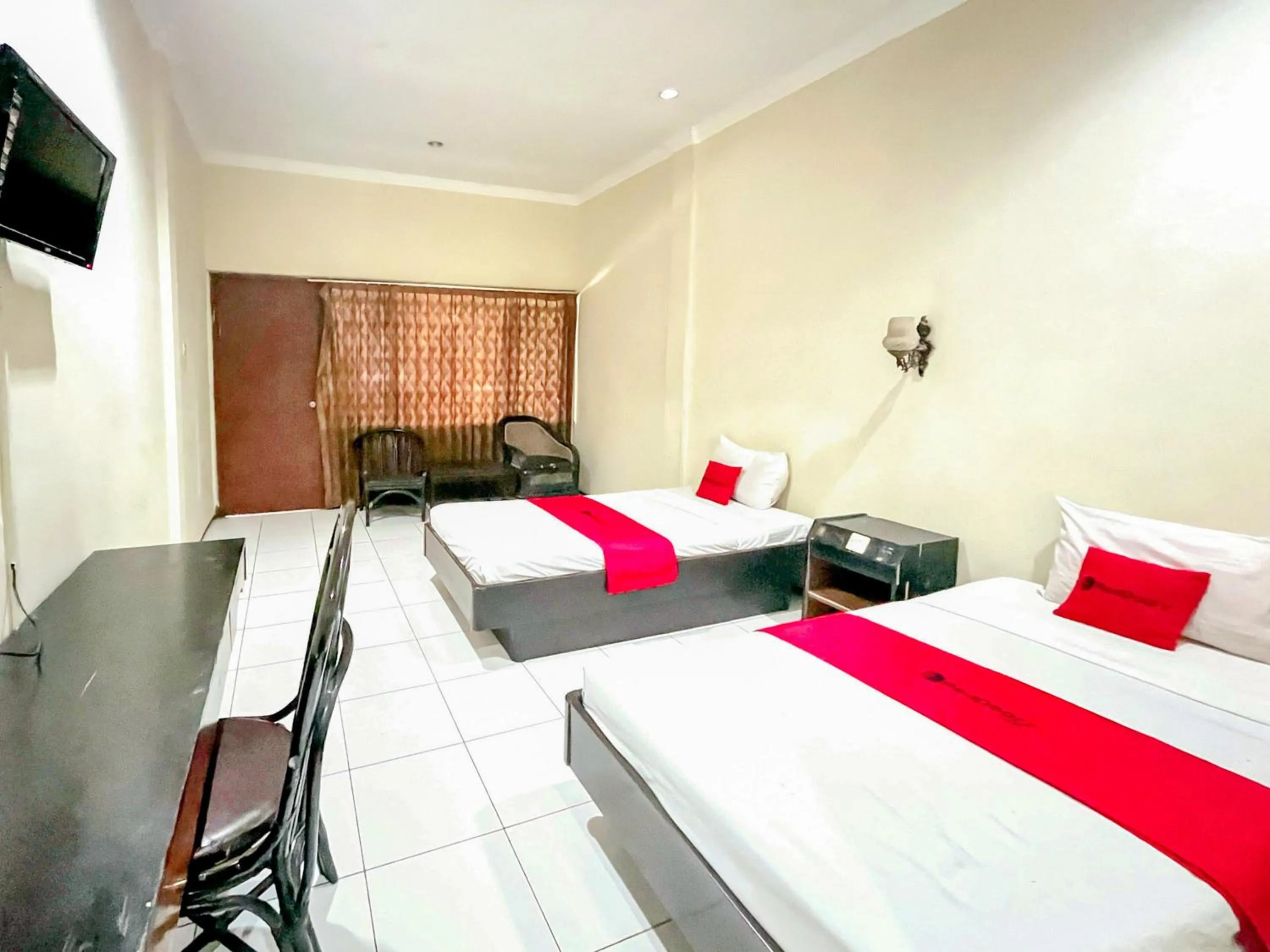 Bedroom, Bed in RedDoorz at Hotel Tampiarto Probolinggo Jawa Timur
