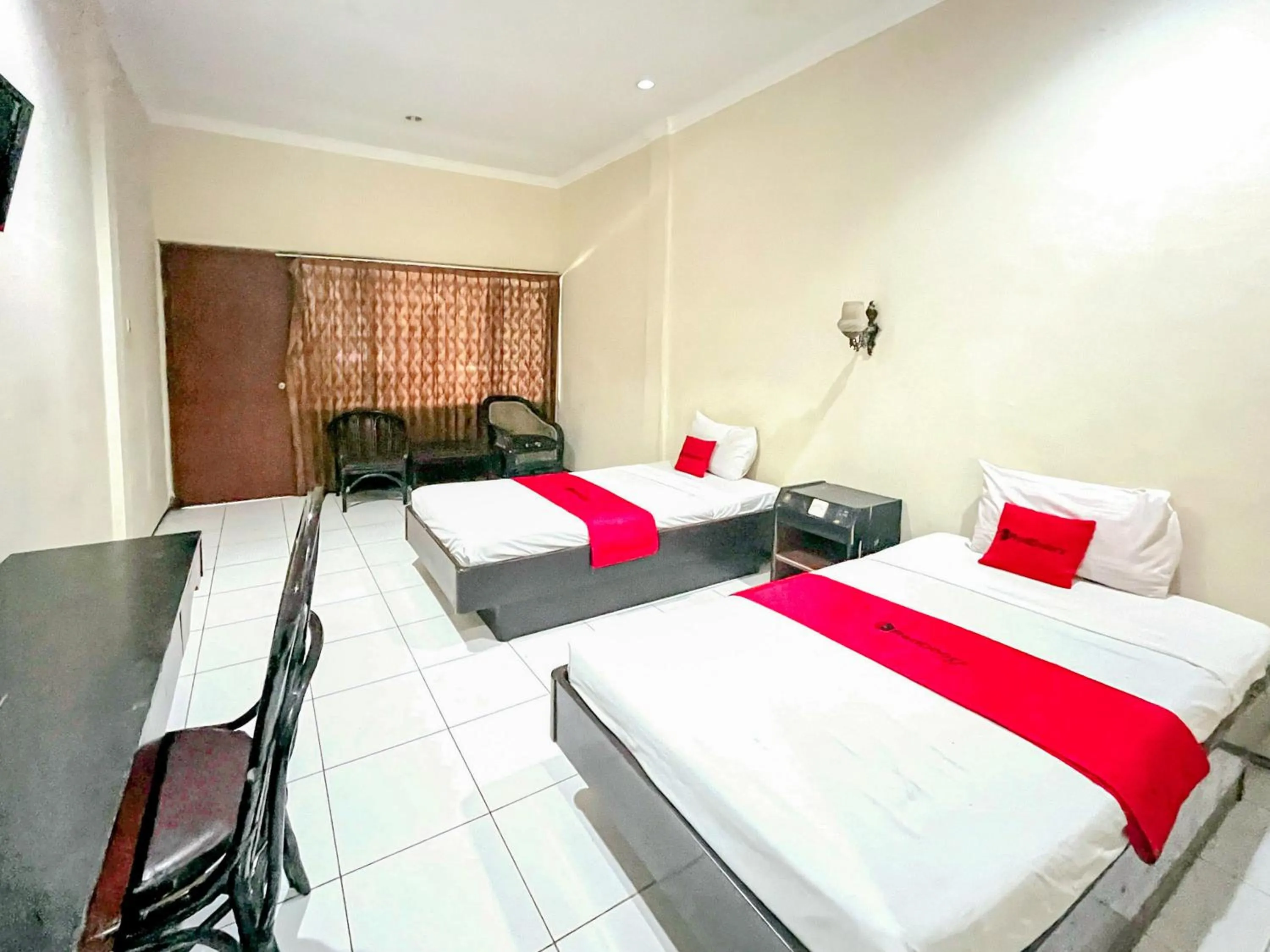 Bedroom, Bed in RedDoorz at Hotel Tampiarto Probolinggo Jawa Timur