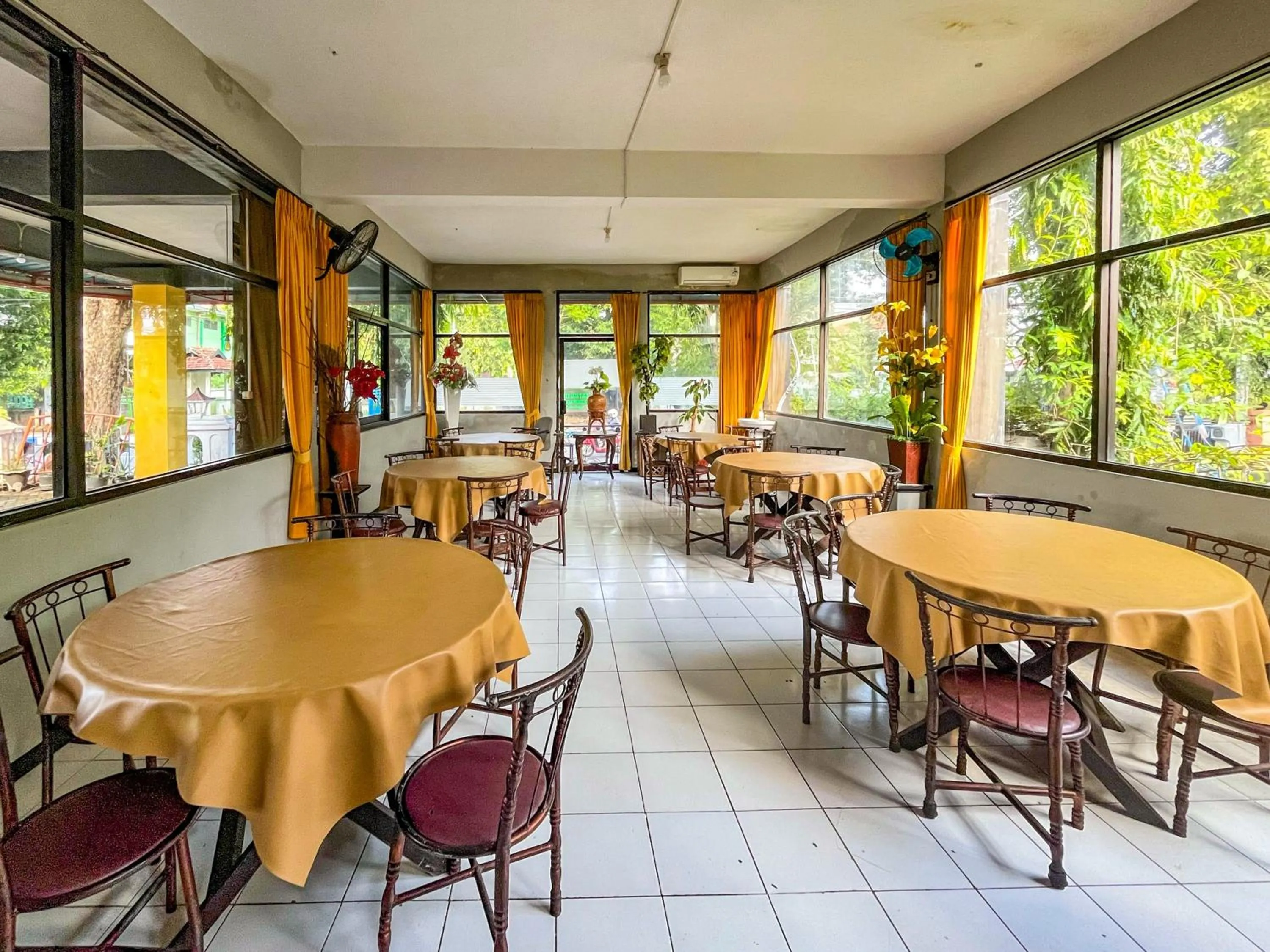 Seating area in RedDoorz at Hotel Tampiarto Probolinggo Jawa Timur