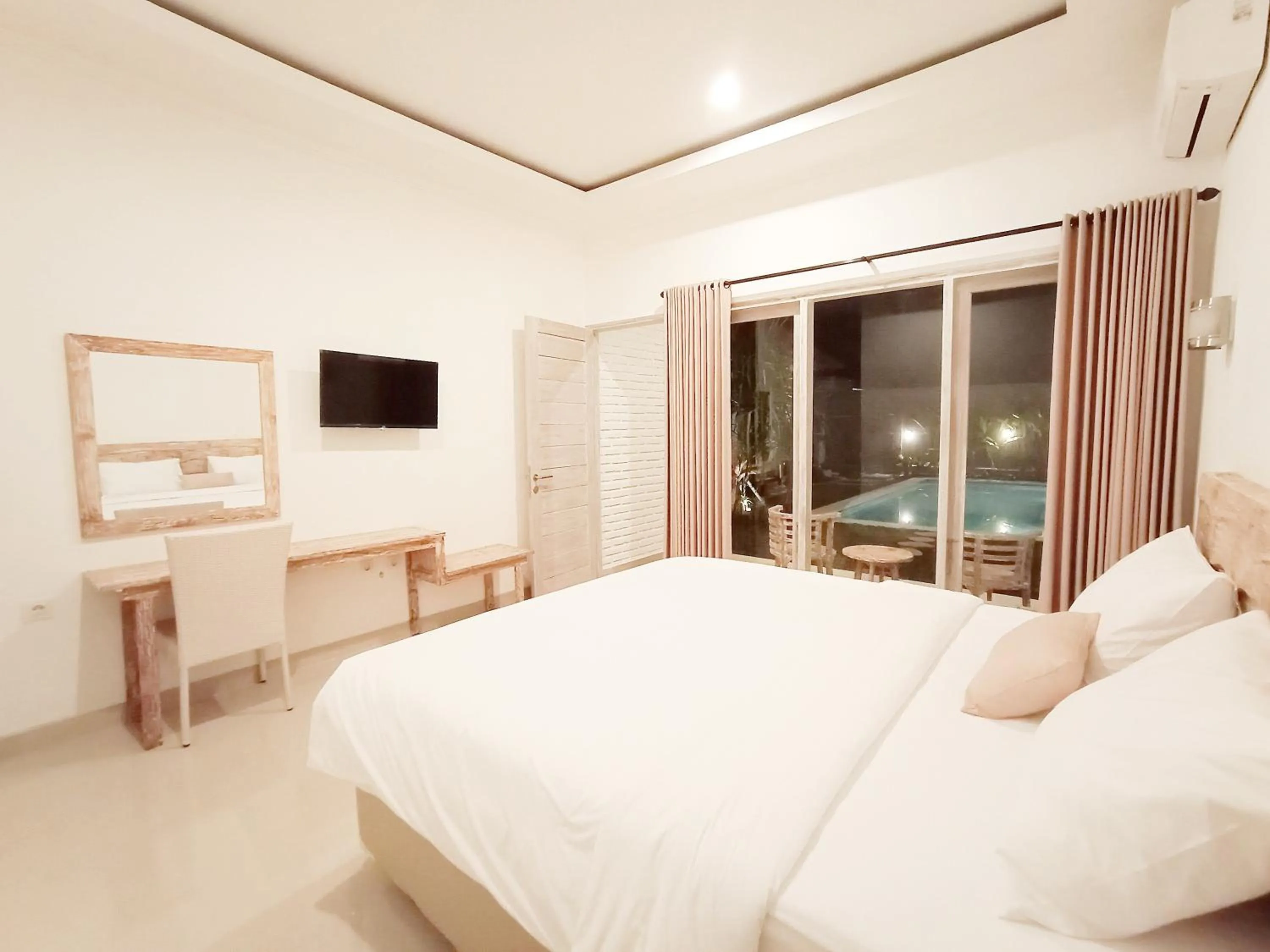 Photo of the whole room, Bed in Berawa Dini Guesthouse