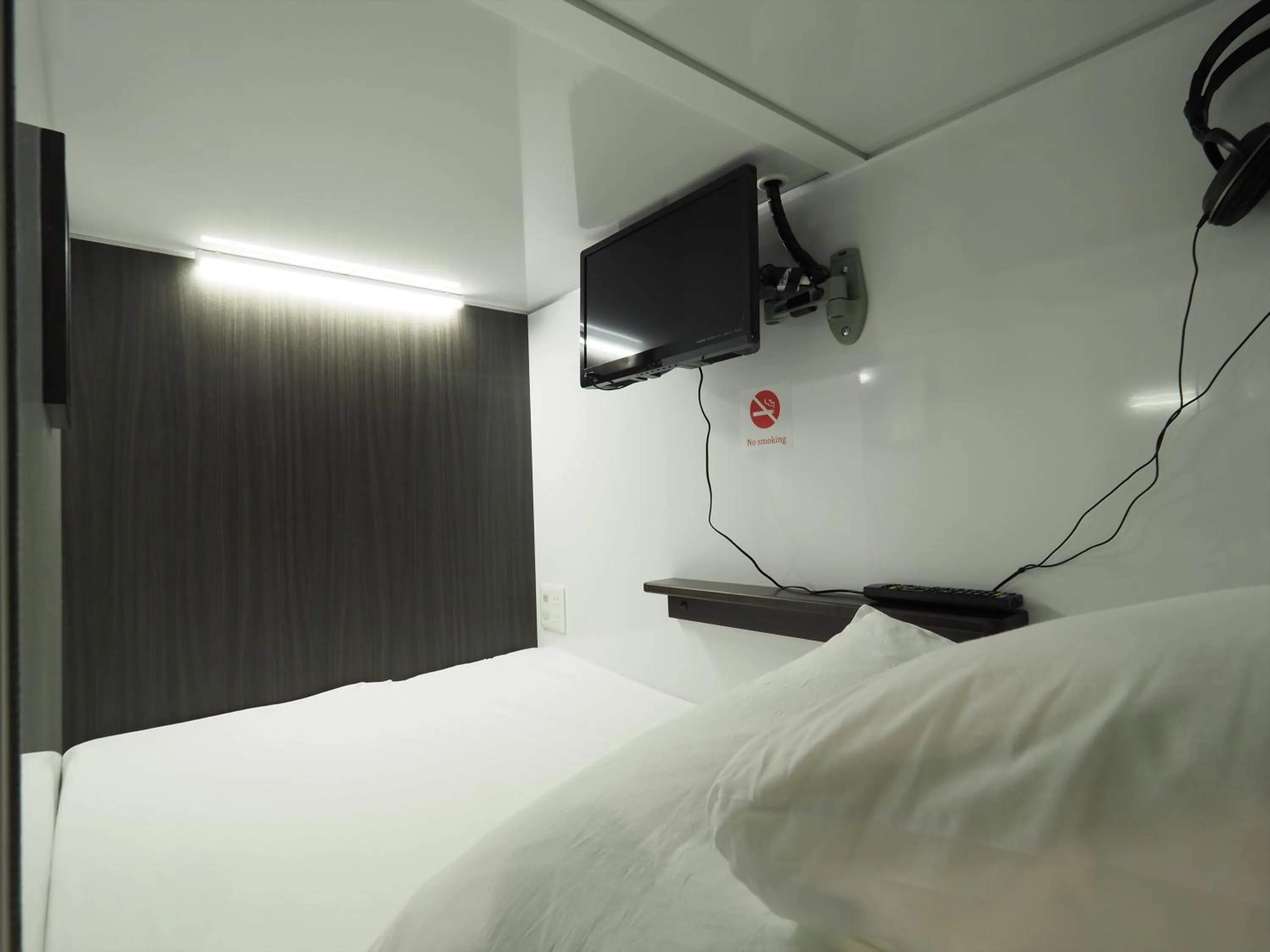 Photo of the whole room, Bed in Leo Yu Capsule Hotel Funabashi