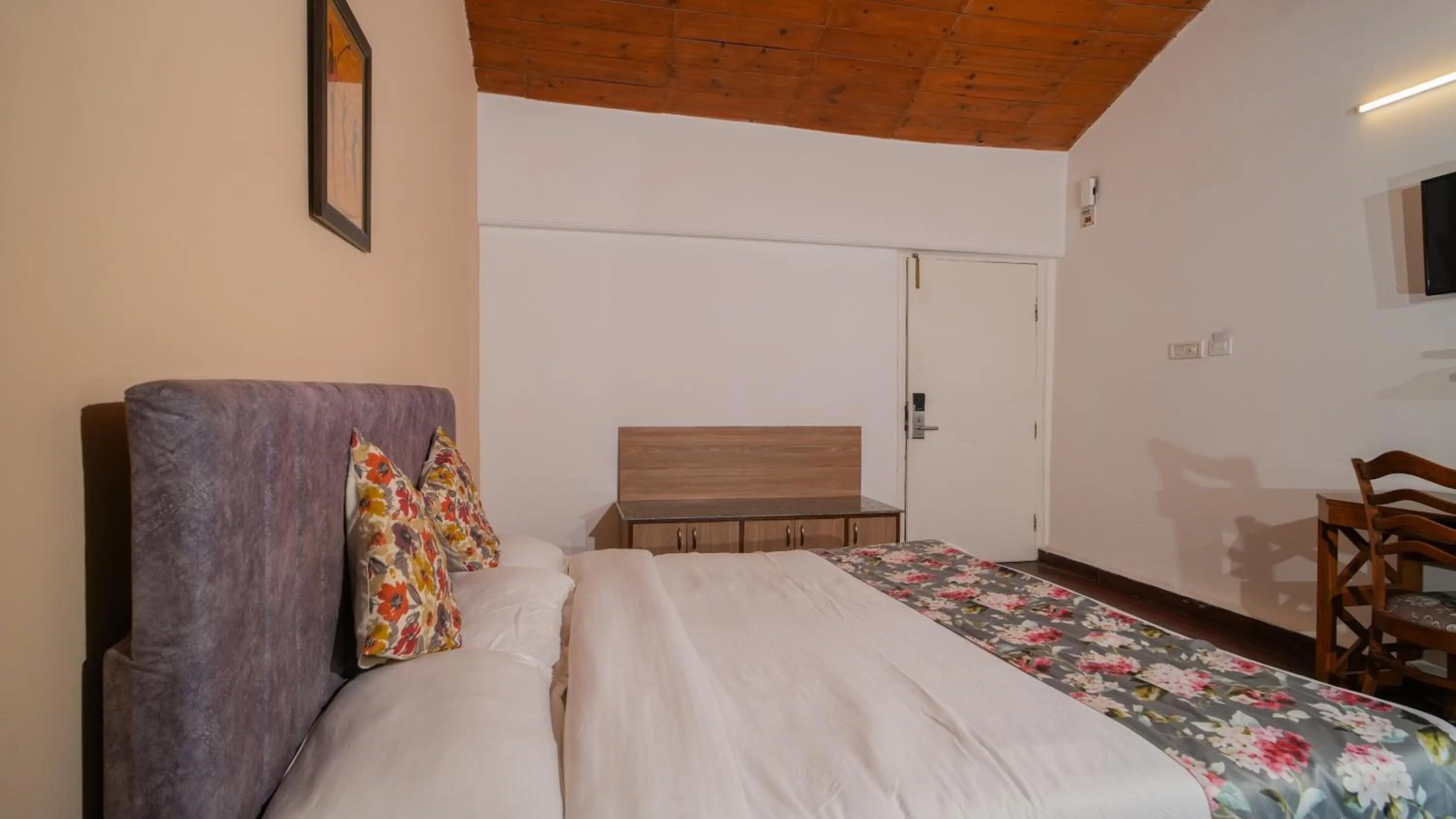 TV and multimedia, Bed in Neelesh Inn- A Luxury Lake View Hotel- 20 kms from Nainital