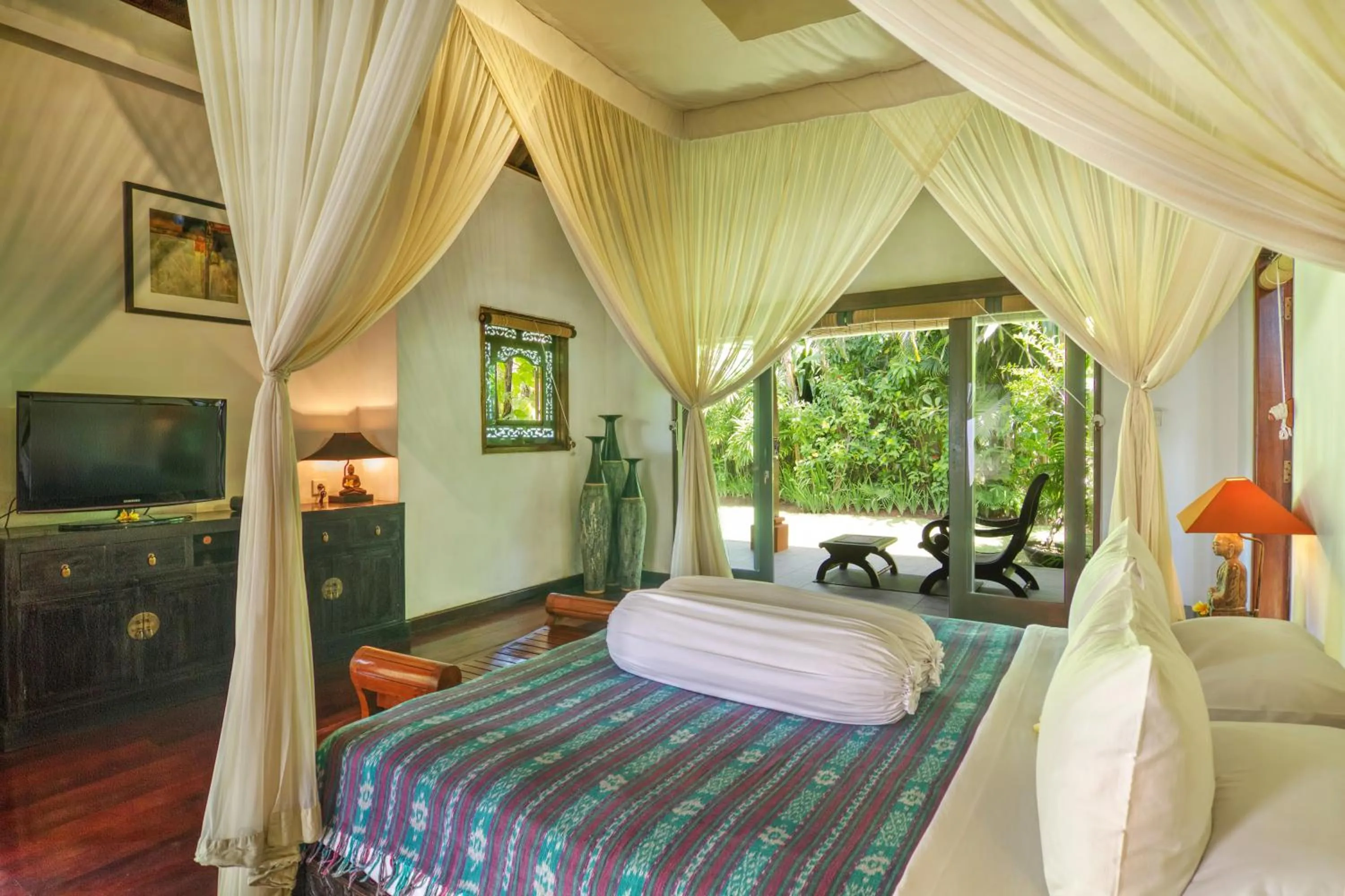 Bedroom, Bed in Villa Plawa Asri