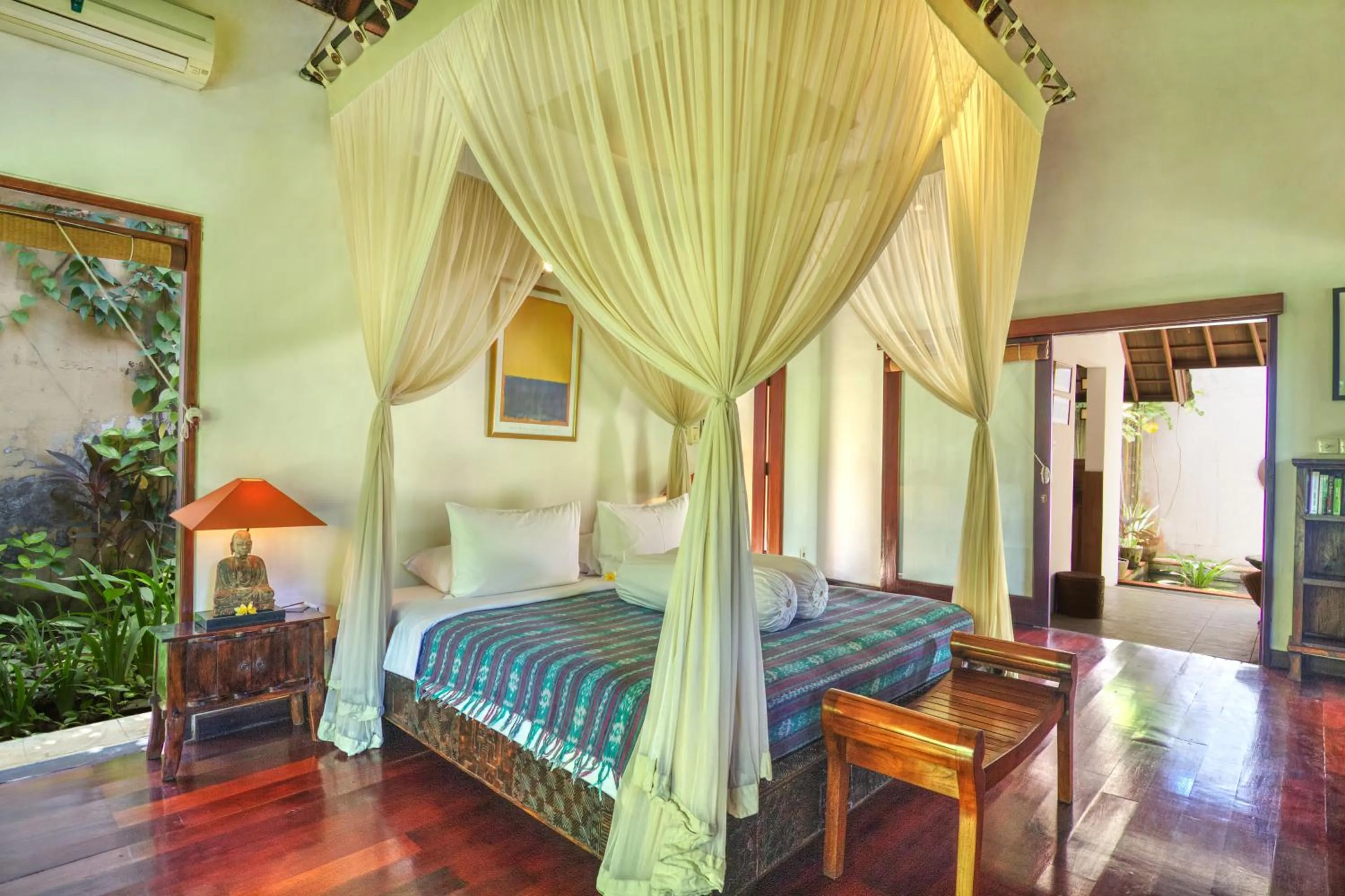 Bedroom, Bed in Villa Plawa Asri