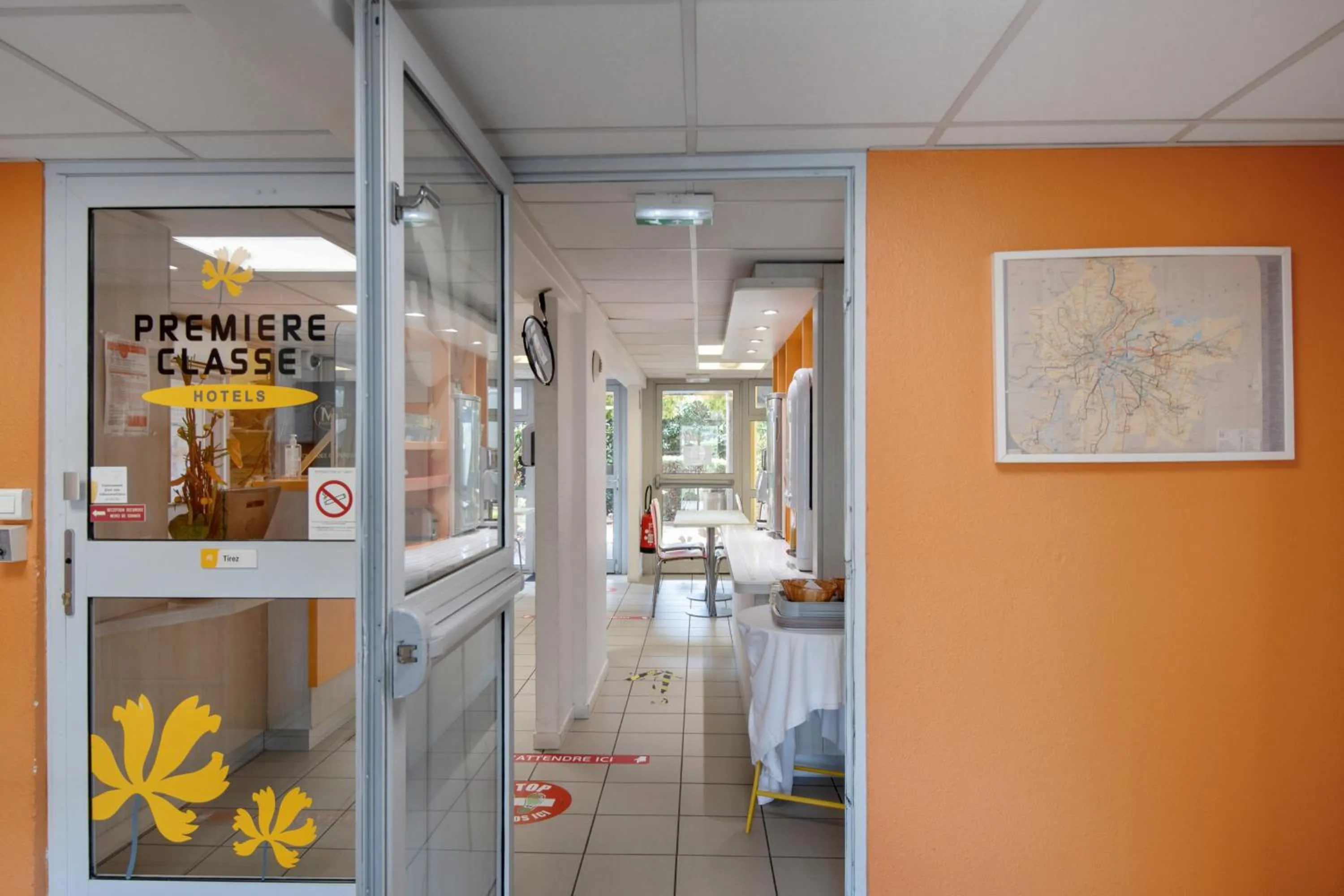 Lobby or reception in Premiere Classe Lyon Est - Bron Eurexpo