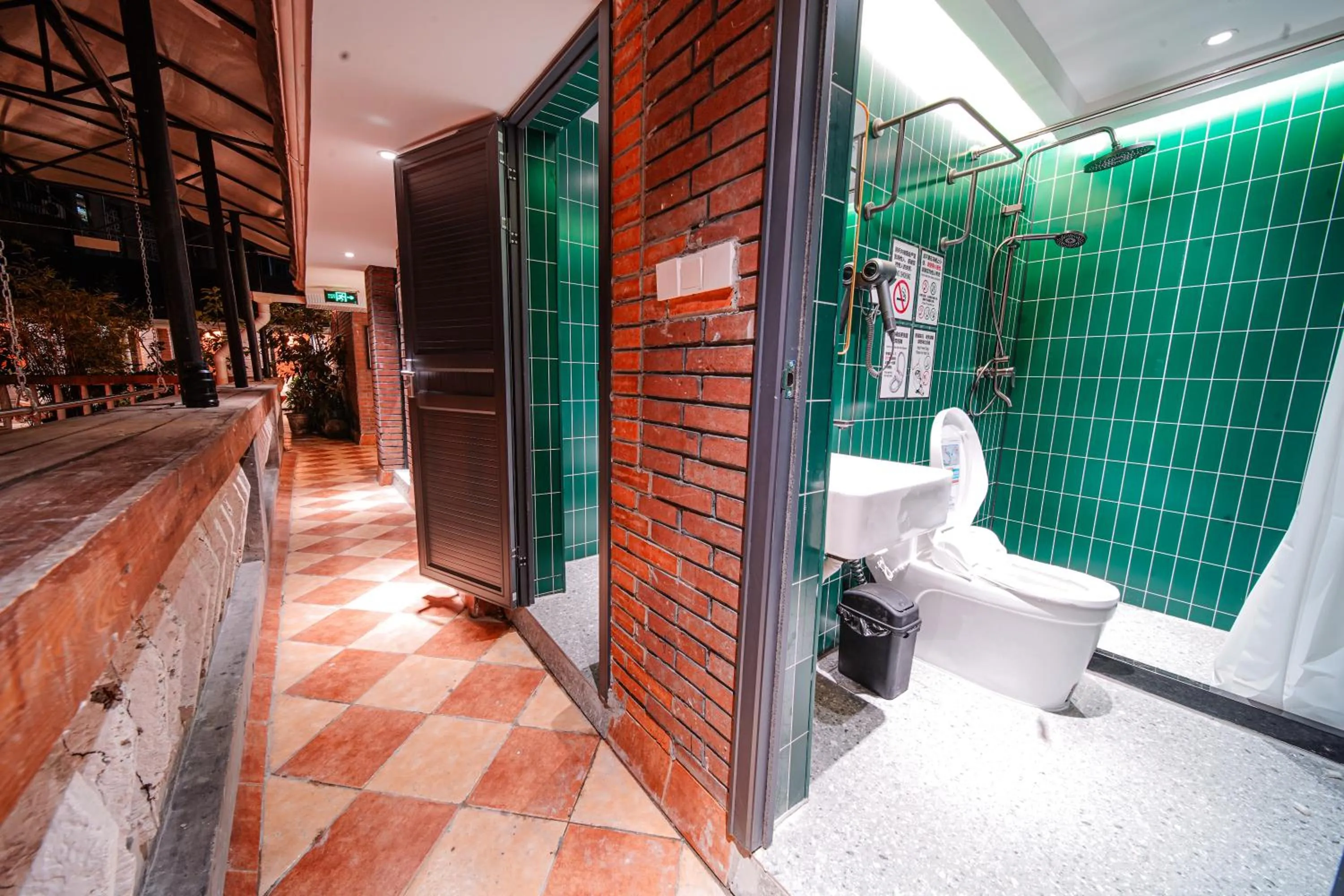 Shower in POSHPACKER - Chengdu Mix Hostel - Cicada Zen Yard