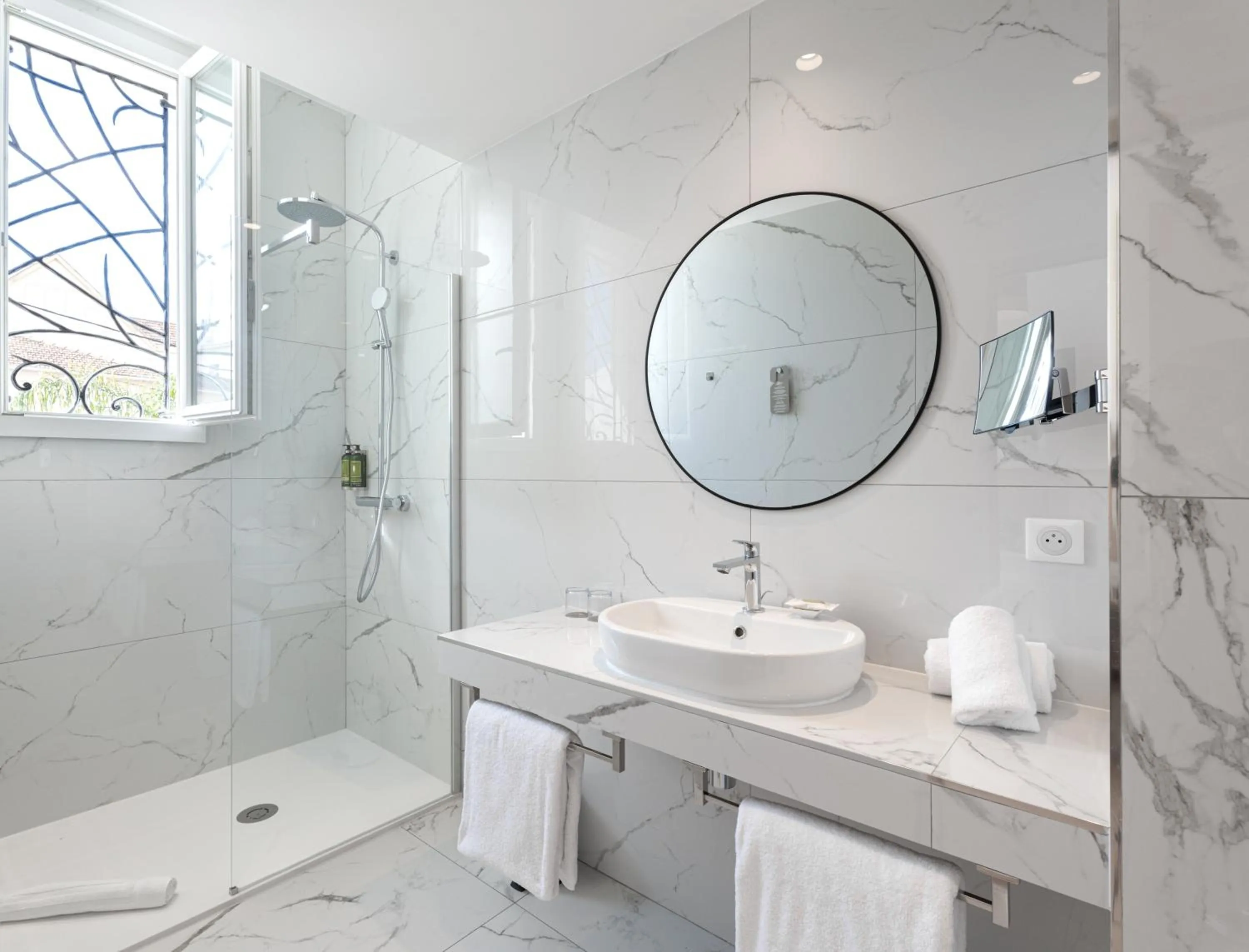 Bathroom in Hôtel La Villa Juan Beach