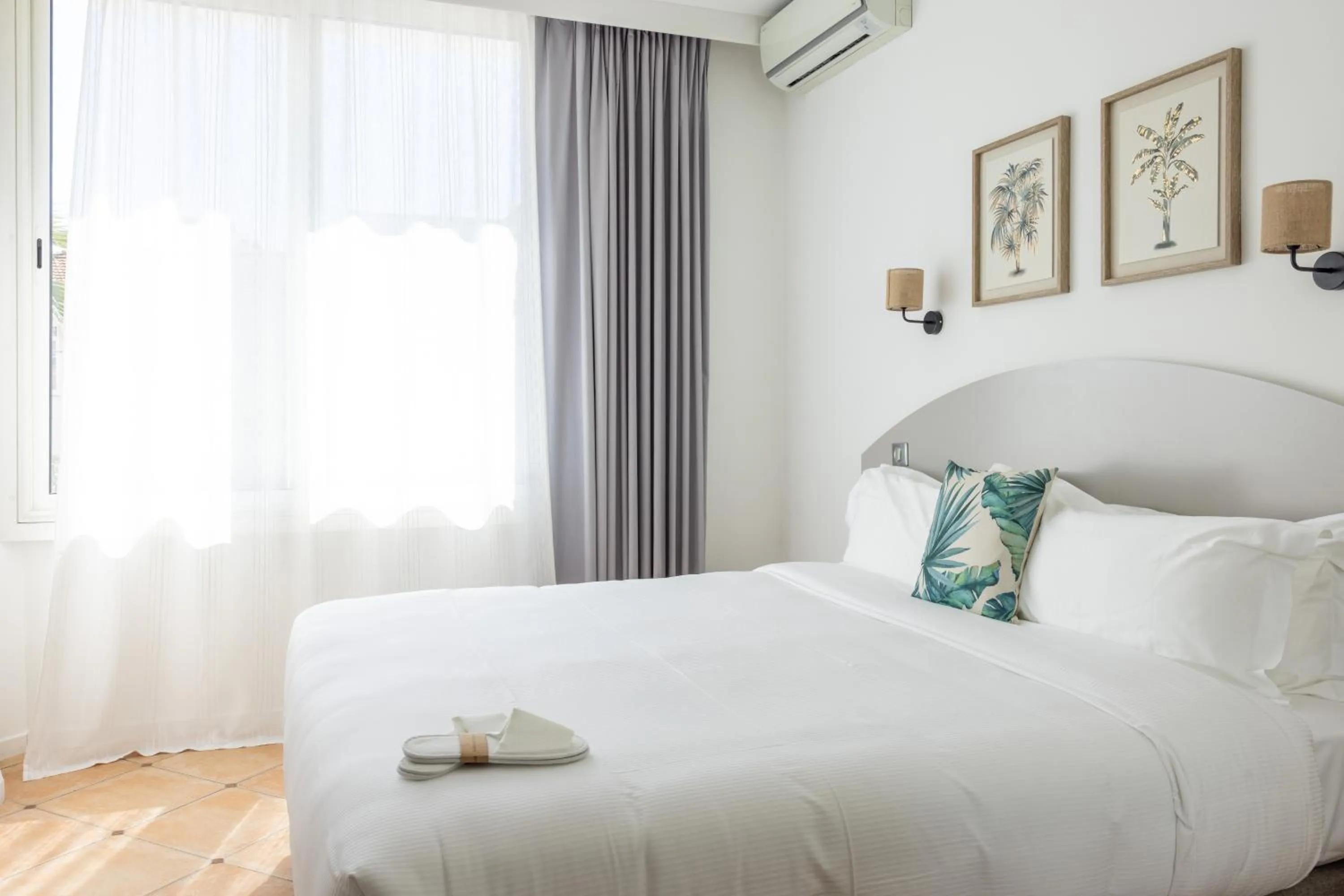 Bed in Hôtel La Villa Juan Beach