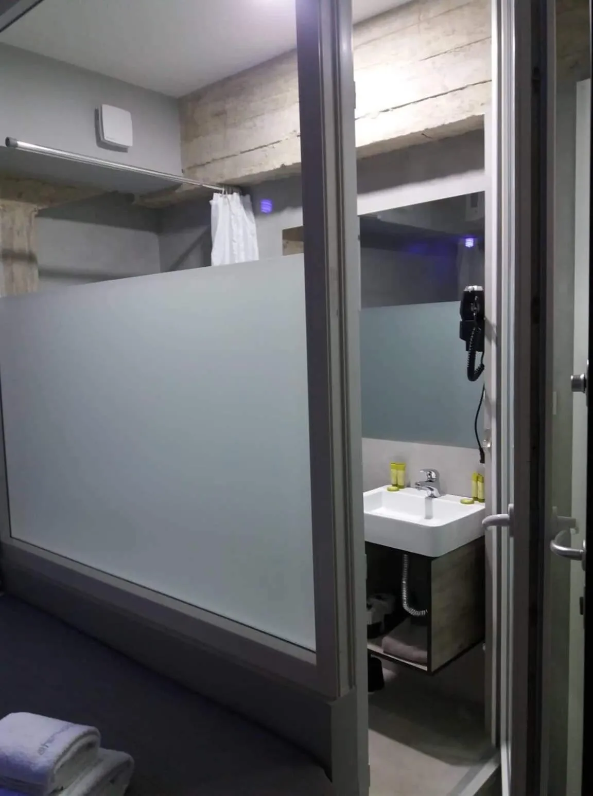 Bathroom in athens.apartotel.box