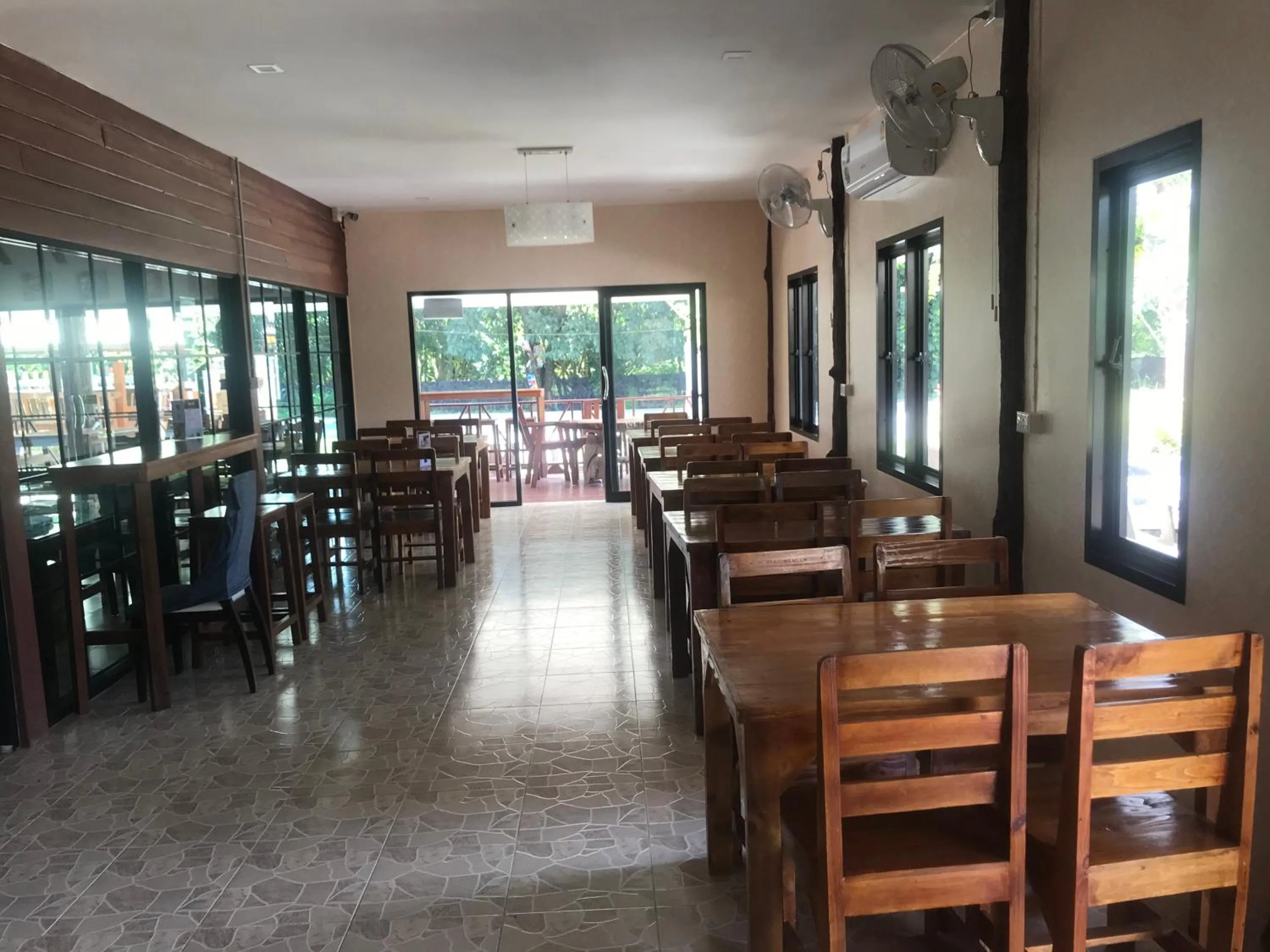 Restaurant/places to eat in Evie Mae Resort