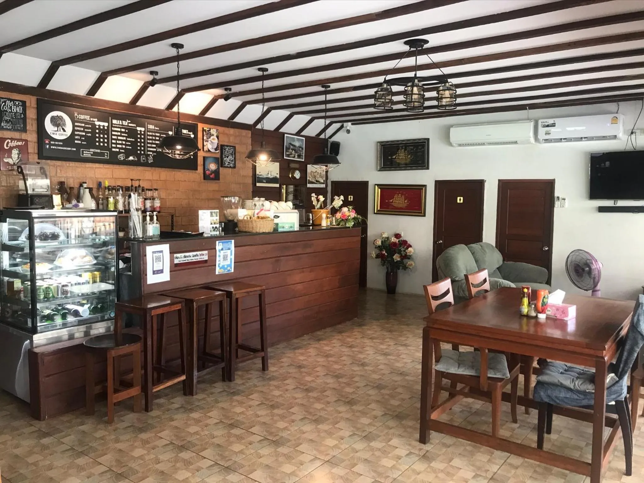 Restaurant/places to eat in Evie Mae Resort