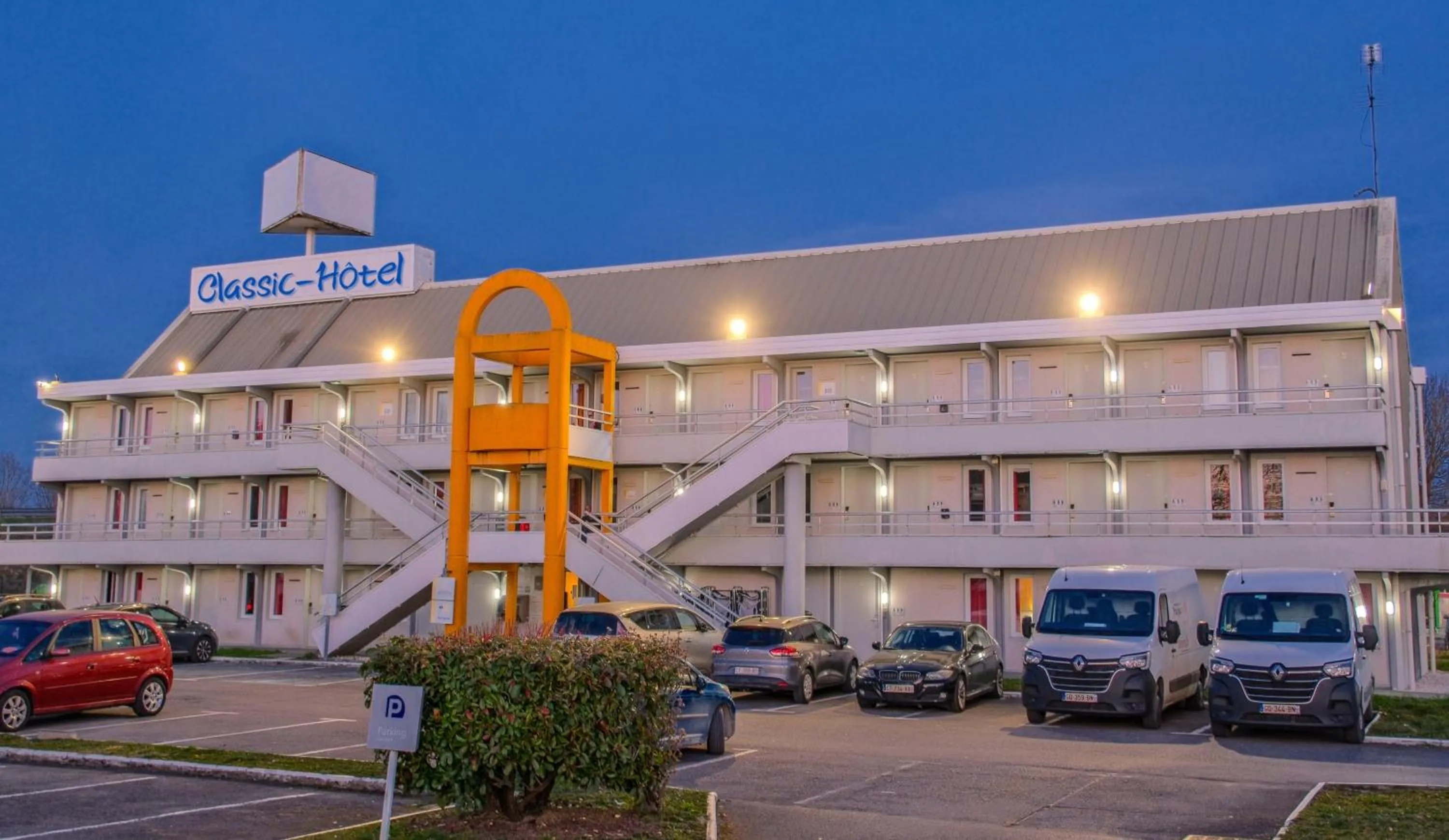 Property building in Classic Hôtel - Fontenay-Trésigny