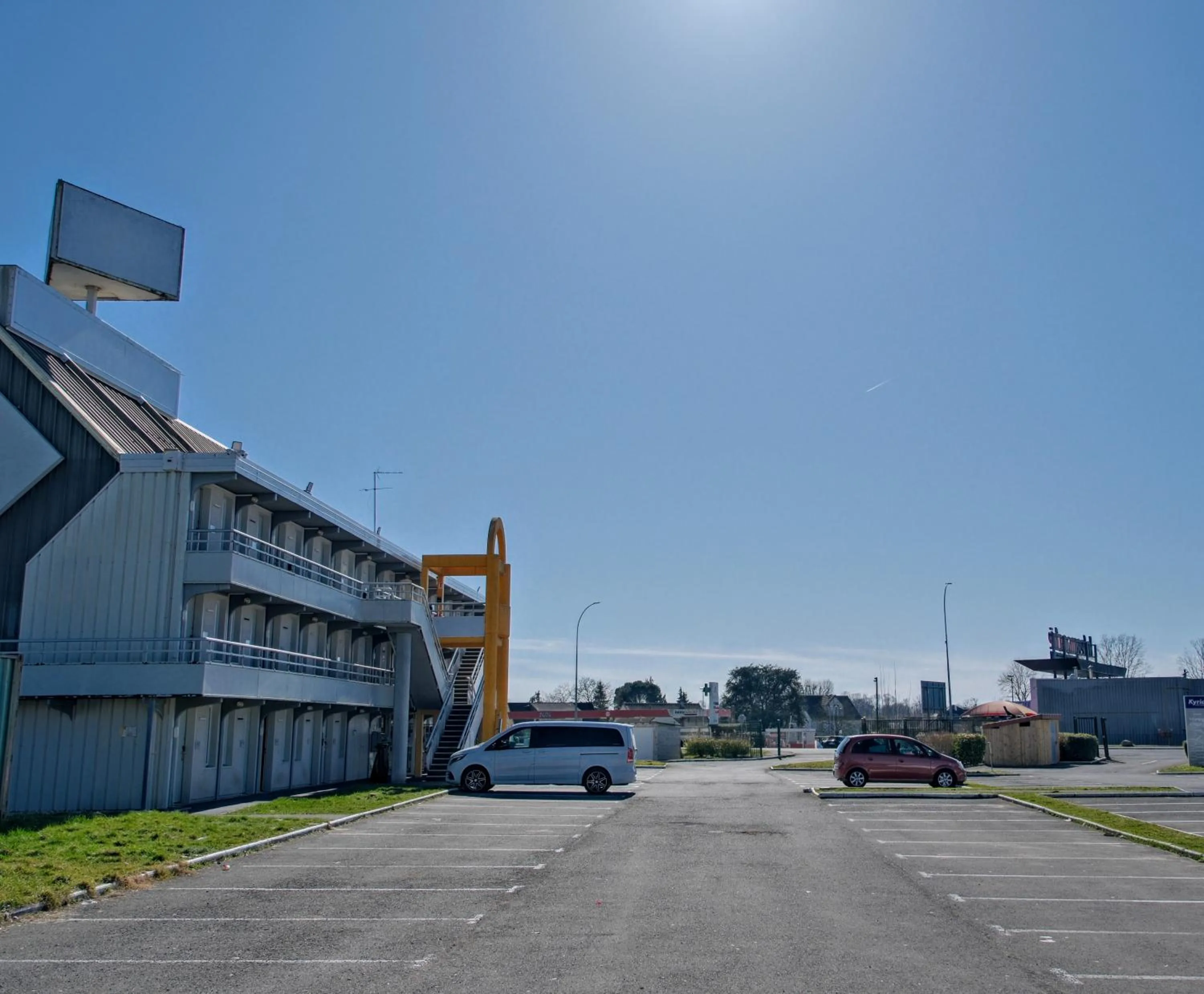 Property building in Classic Hôtel - Fontenay-Trésigny