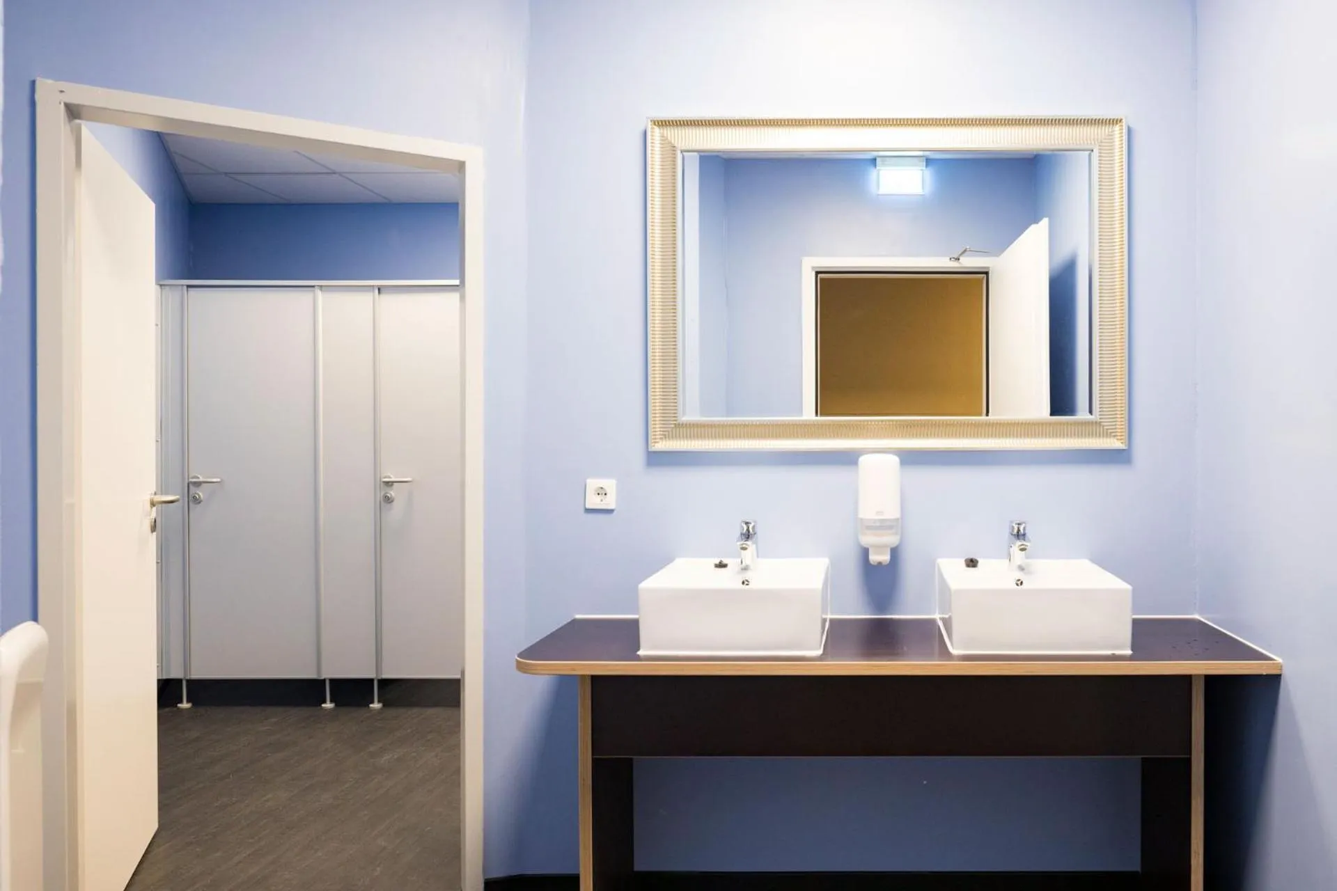 Bathroom in BoxHotel Hannover