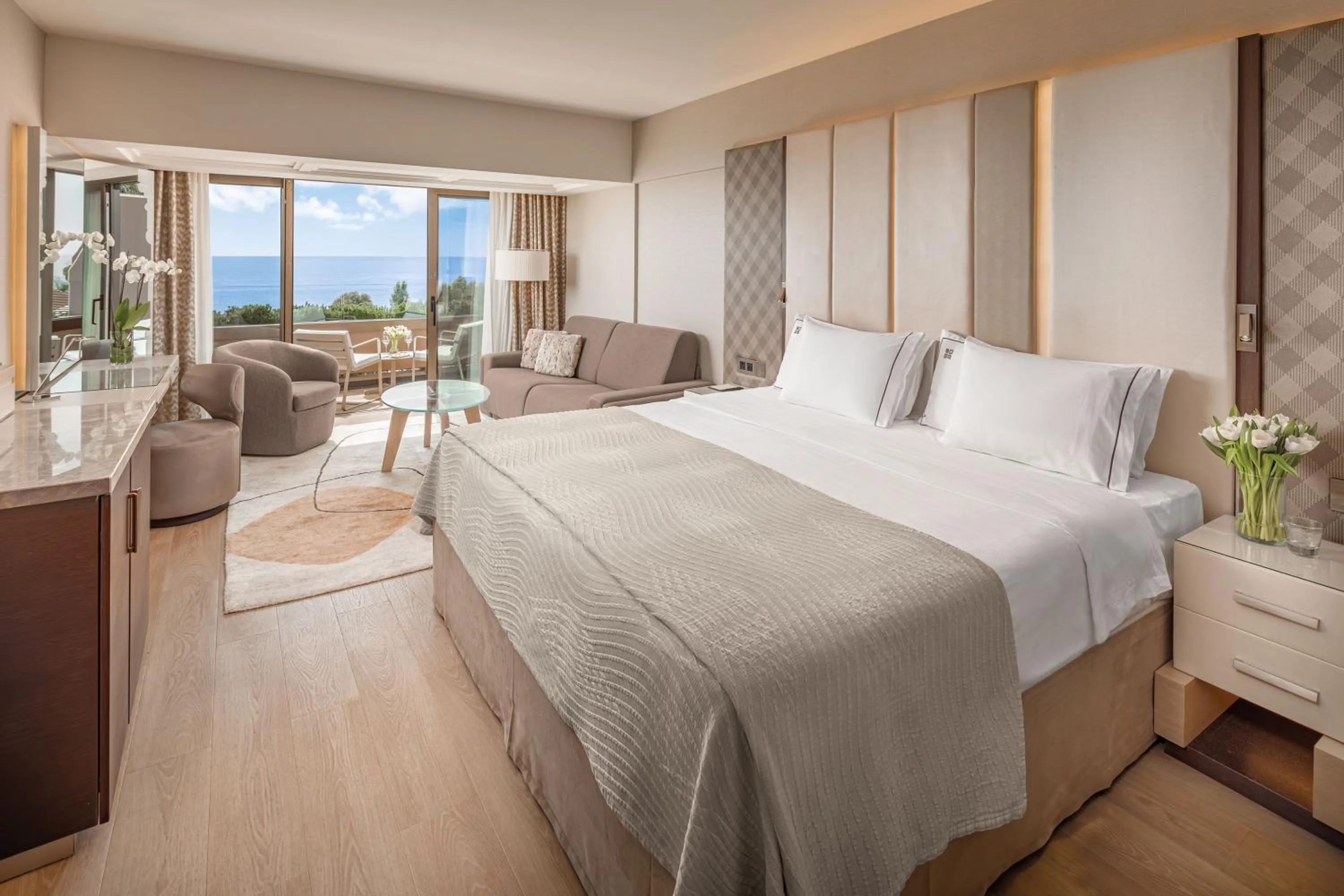 Bedroom, Bed in Four Seasons Hotel