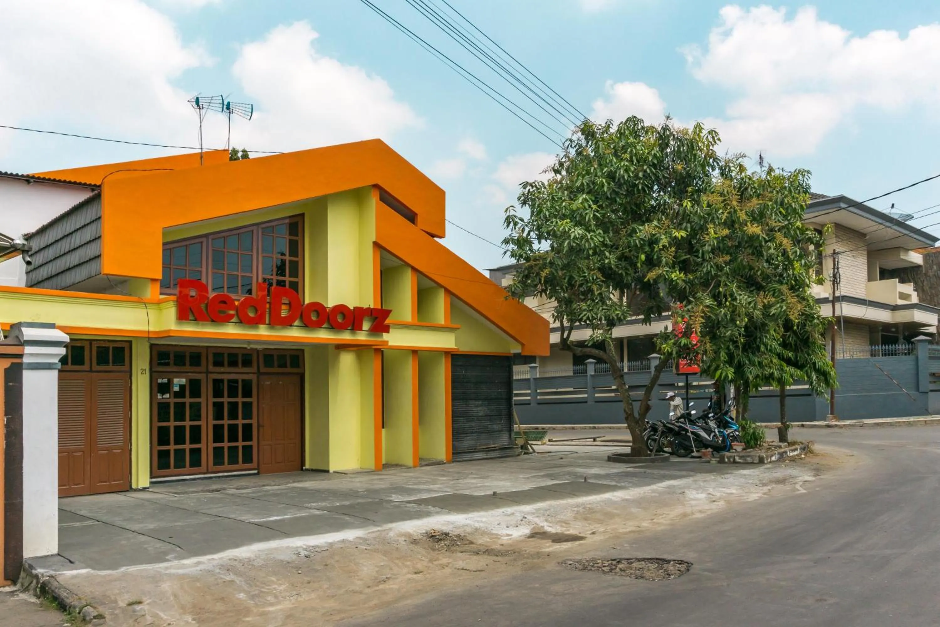 Facade/entrance in RedDoorz near Universitas Widyagama Malang