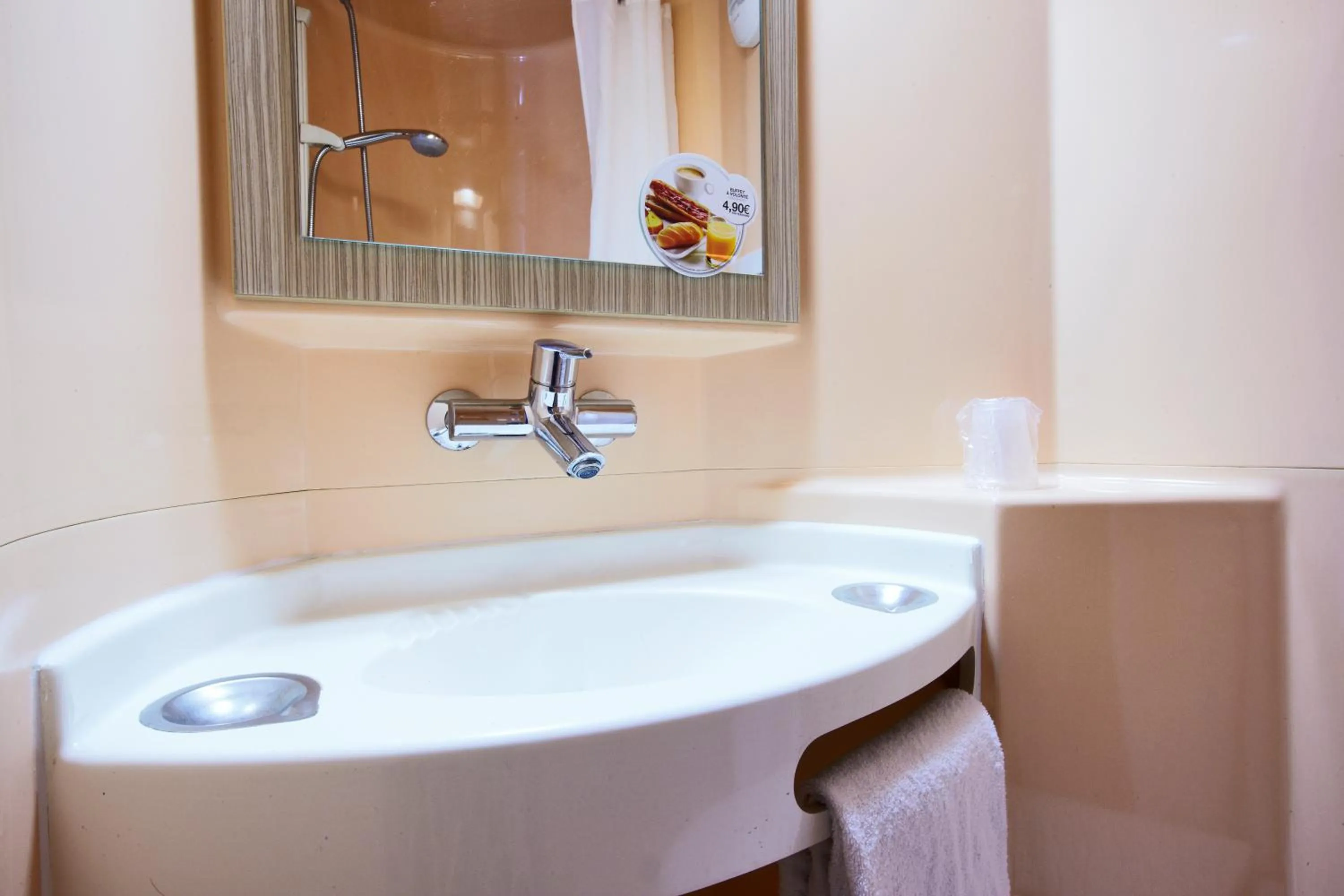 Bathroom in Premiere Classe Marne La Vallee - Saint Thibault Des Vignes