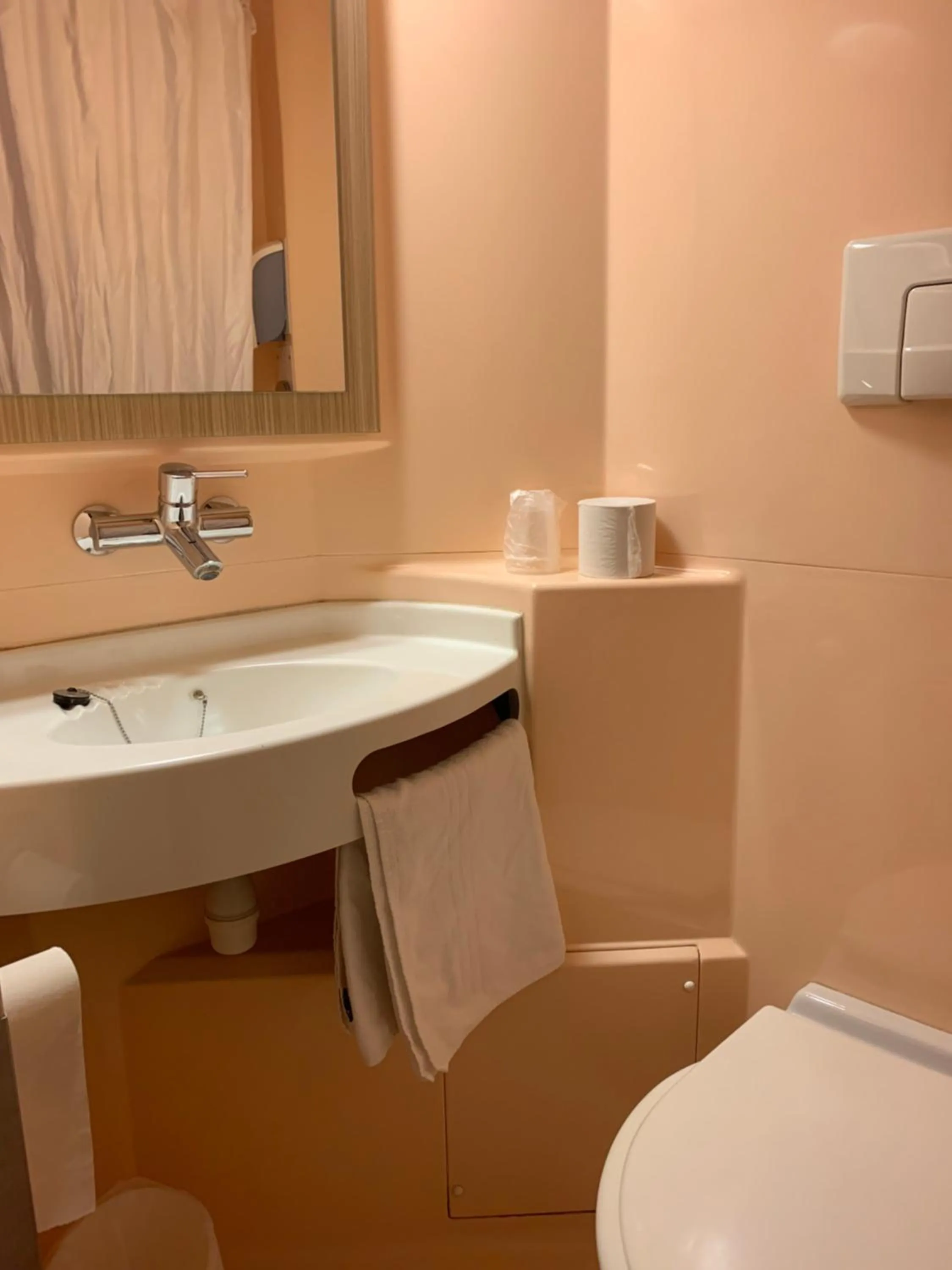 Toilet in Premiere Classe Marne La Vallee - Saint Thibault Des Vignes