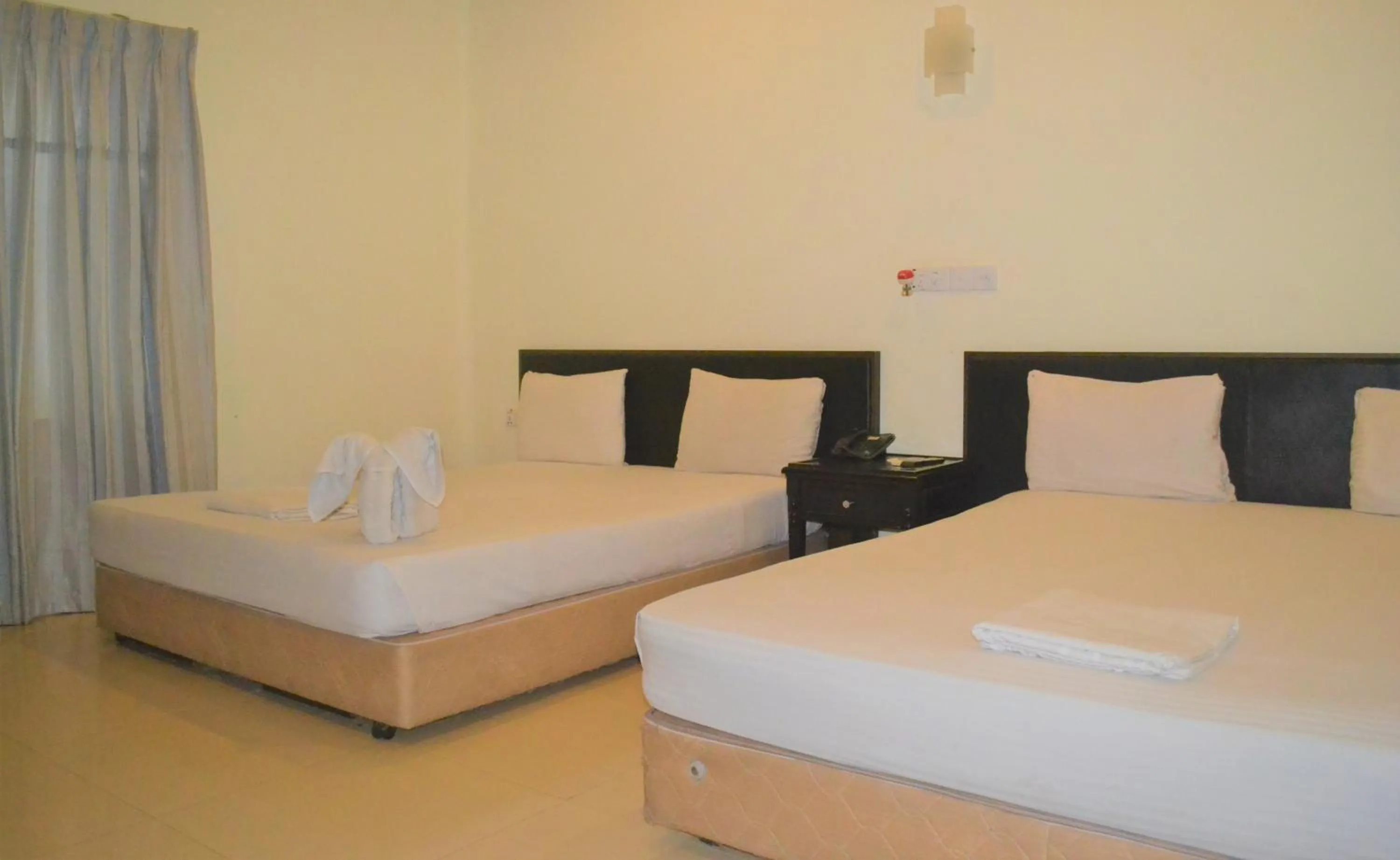 Bedroom, Bed in Green Grass Hotel & Restaurant