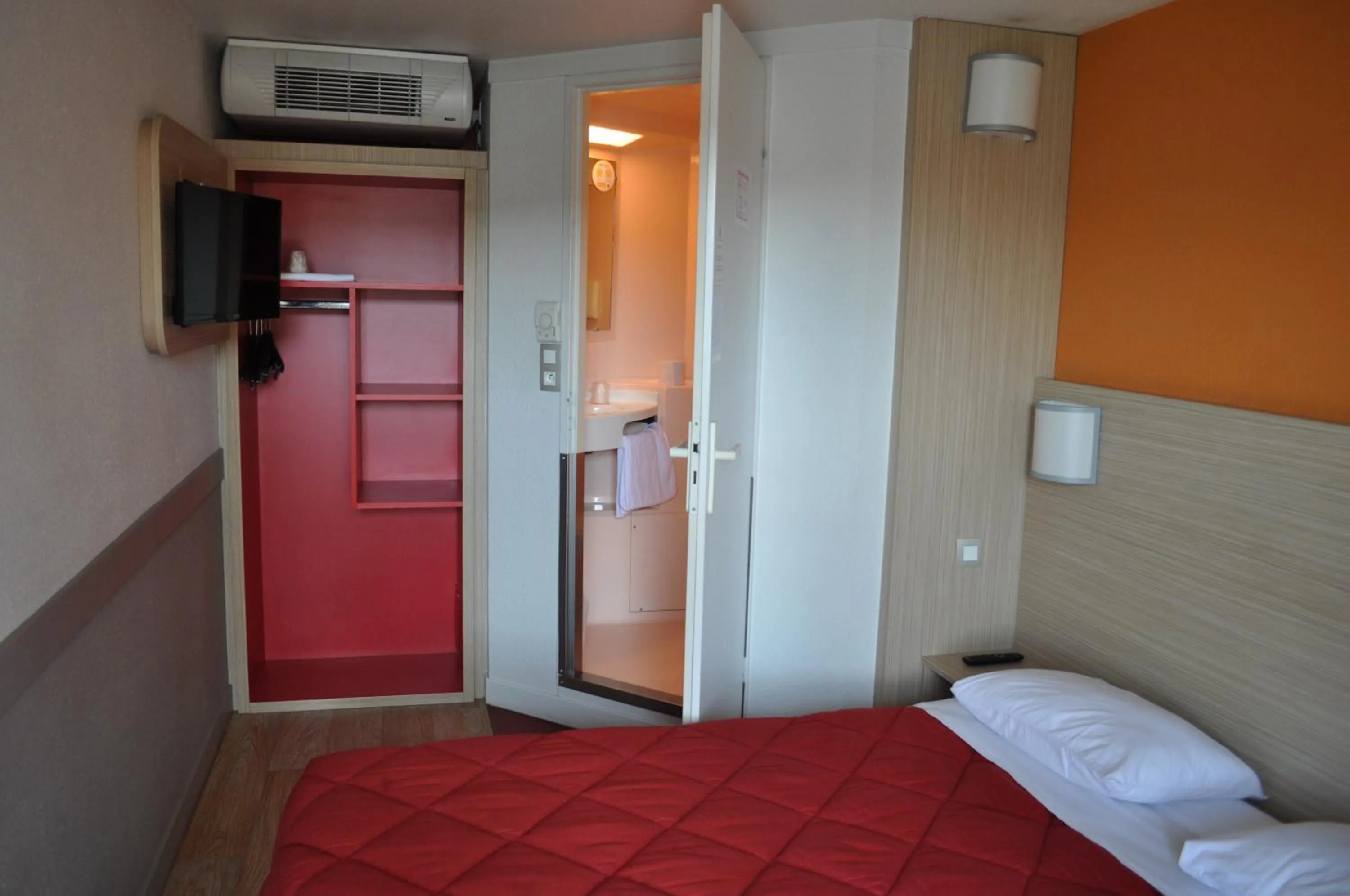 Photo of the whole room, Bed in Première Classe Clermont-Ferrand Aubière