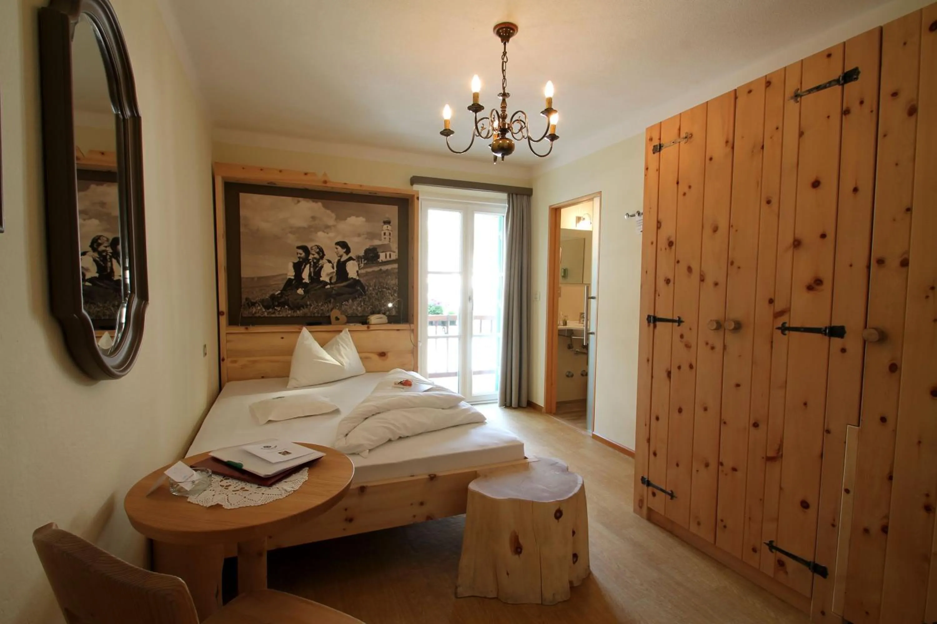 Photo of the whole room, Bed in Schwarzer Adler