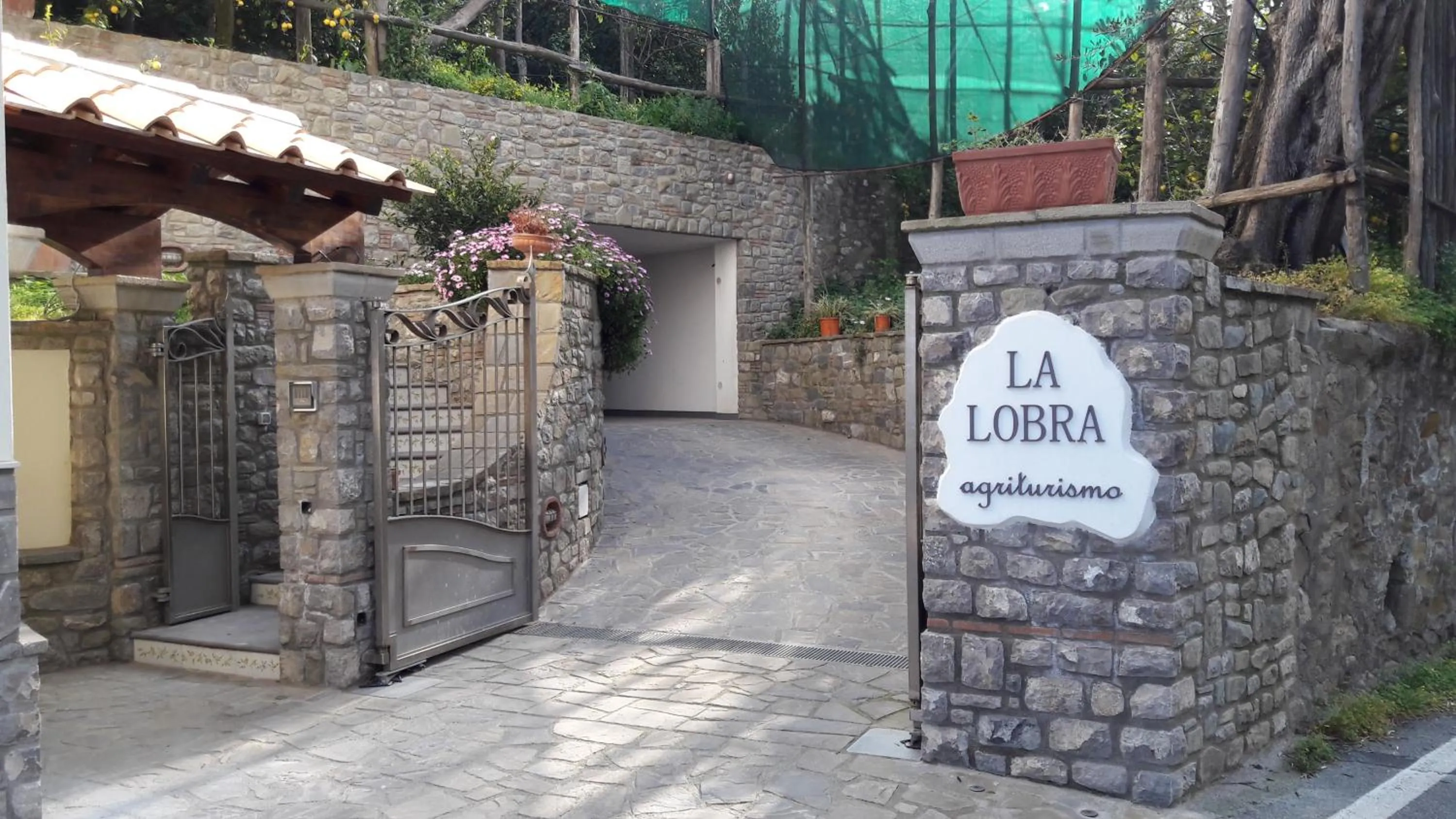 Facade/entrance in Agriturismo La Lobra