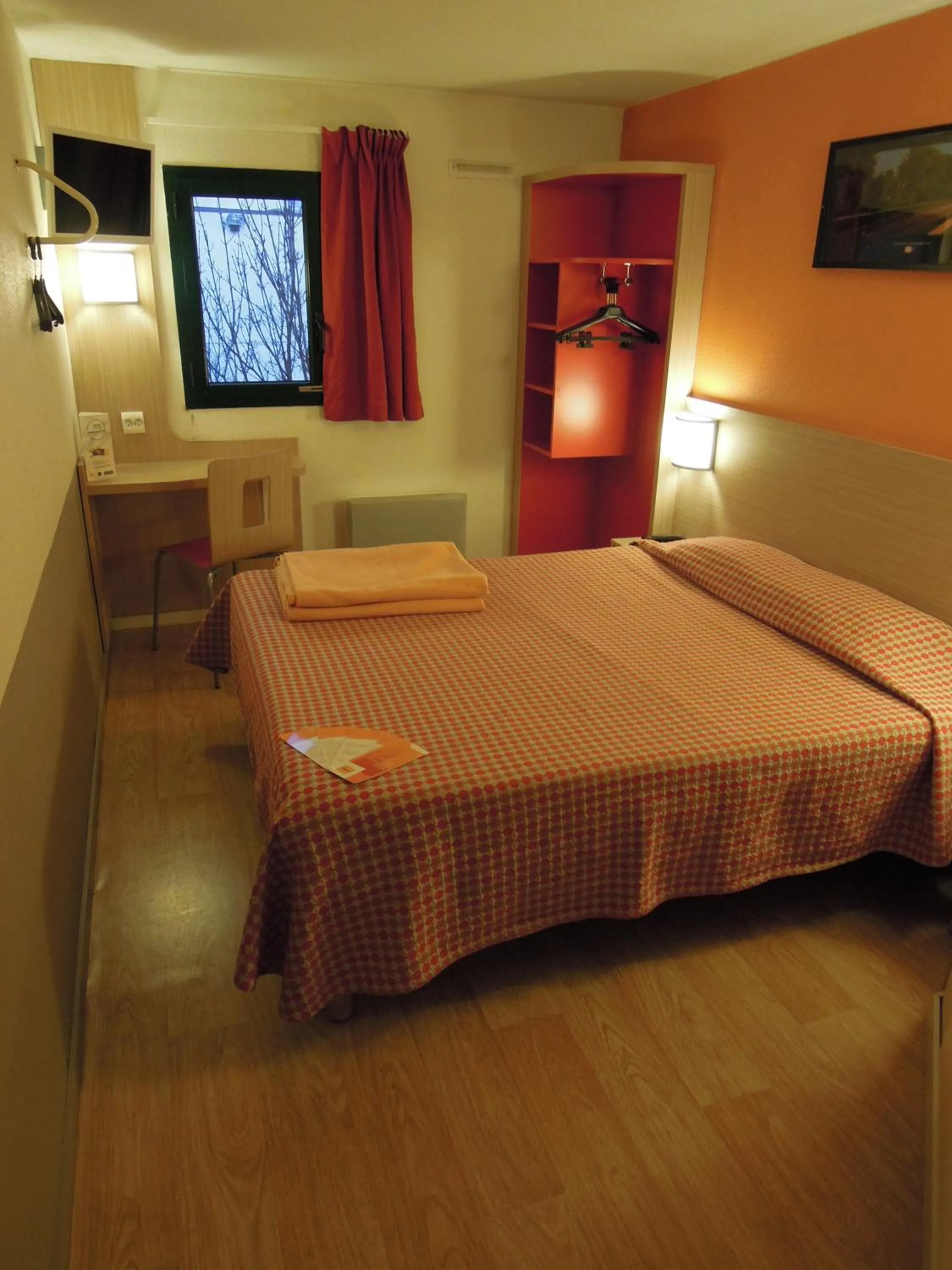 Bedroom, Bed in Premiere Classe Orleans Ouest - La Chapelle St Mesmin