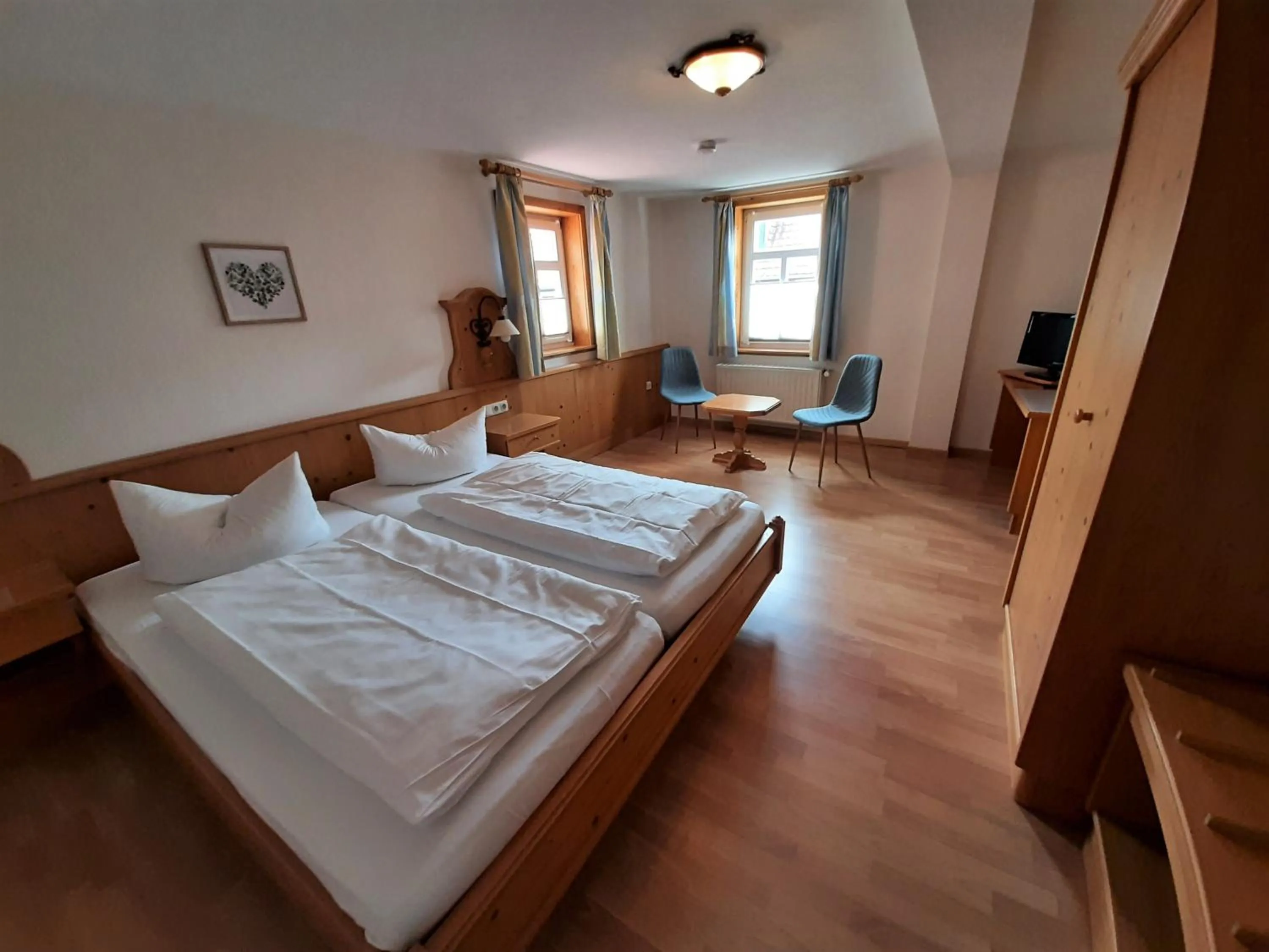 Photo of the whole room, Bed in Landhotel Gemeindeschänke