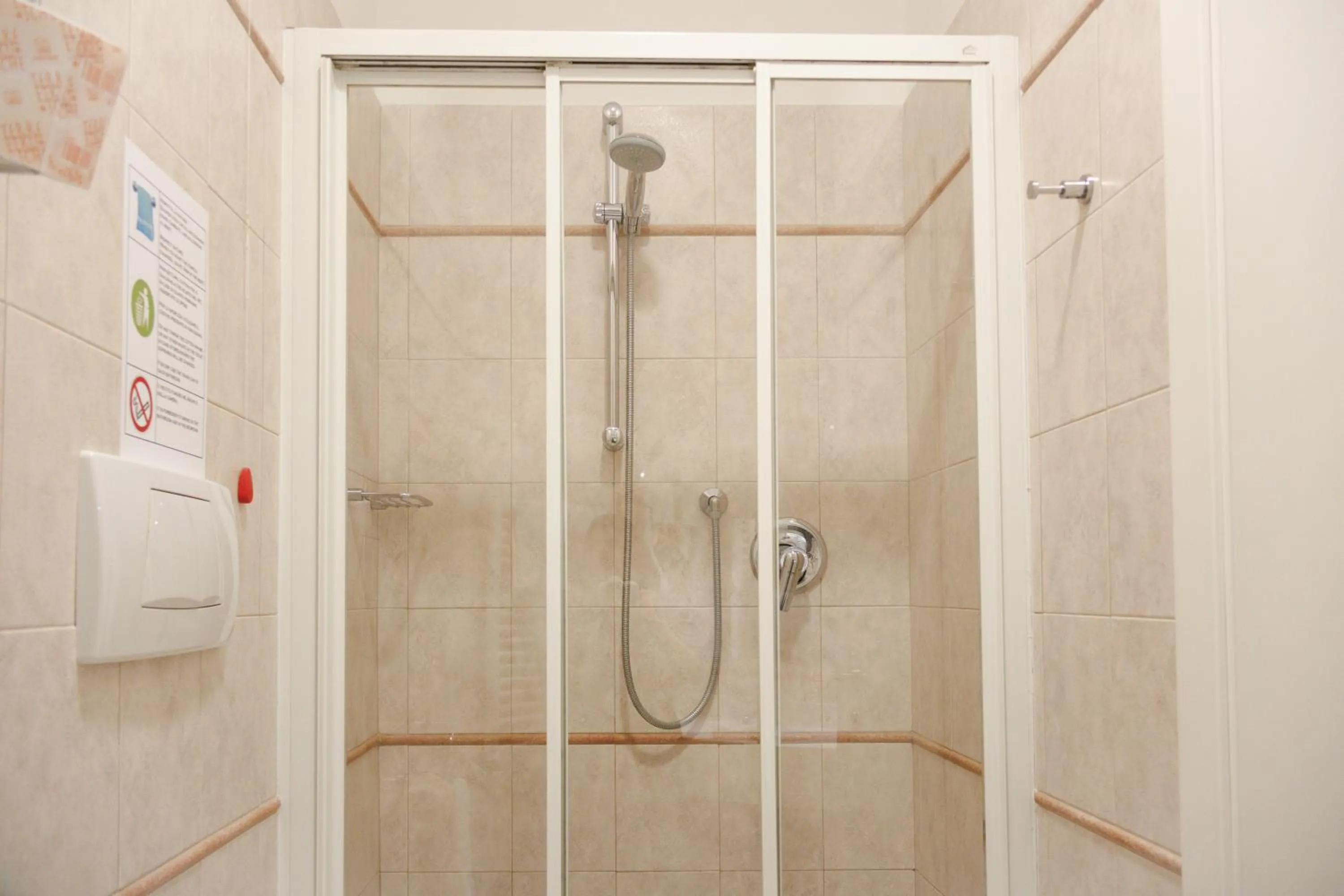 Shower in Albergo Italia