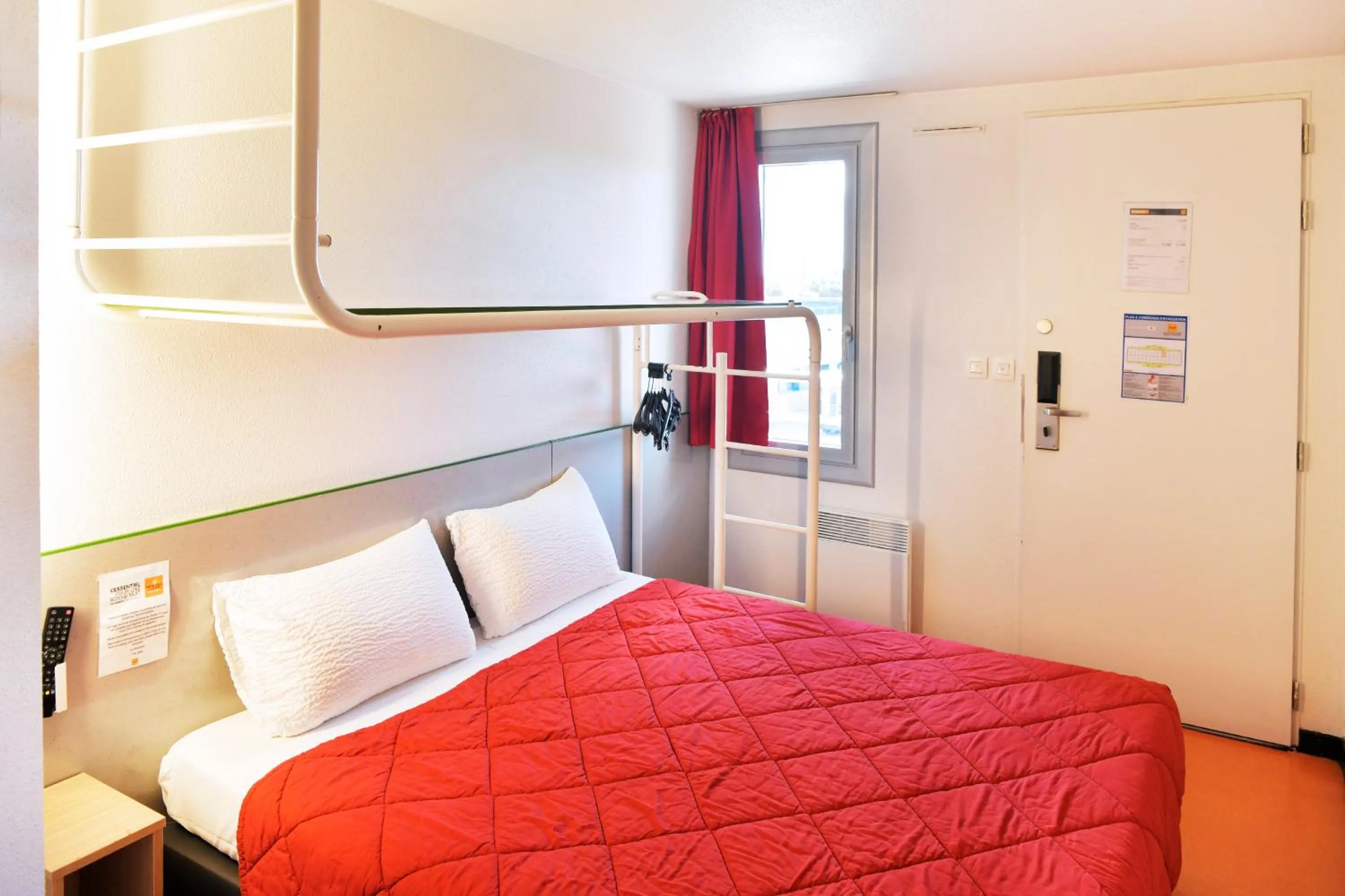Photo of the whole room, Bed in Premiere Classe Saint Nazaire - Trignac