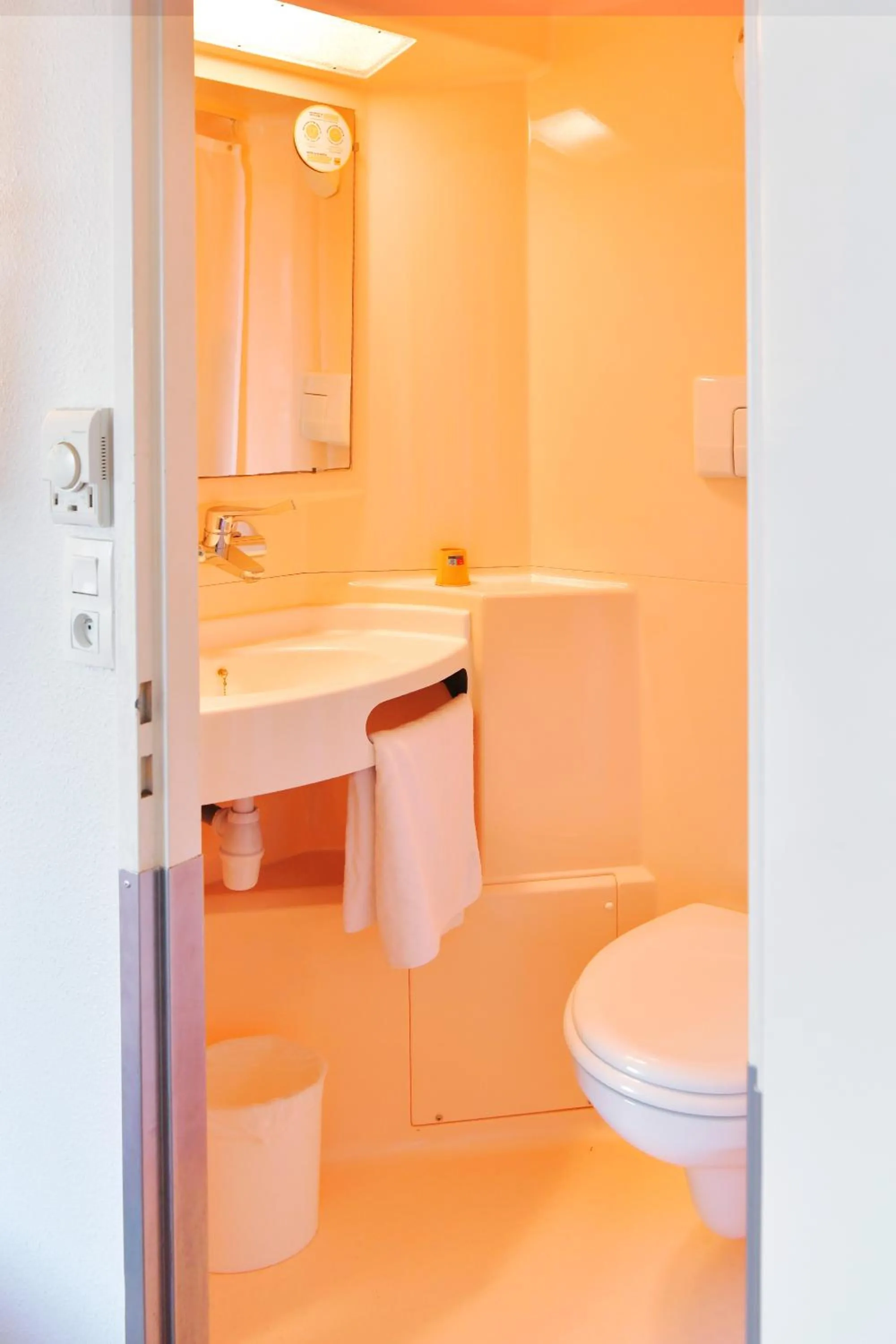 Bathroom in Premiere Classe Saint Nazaire - Trignac