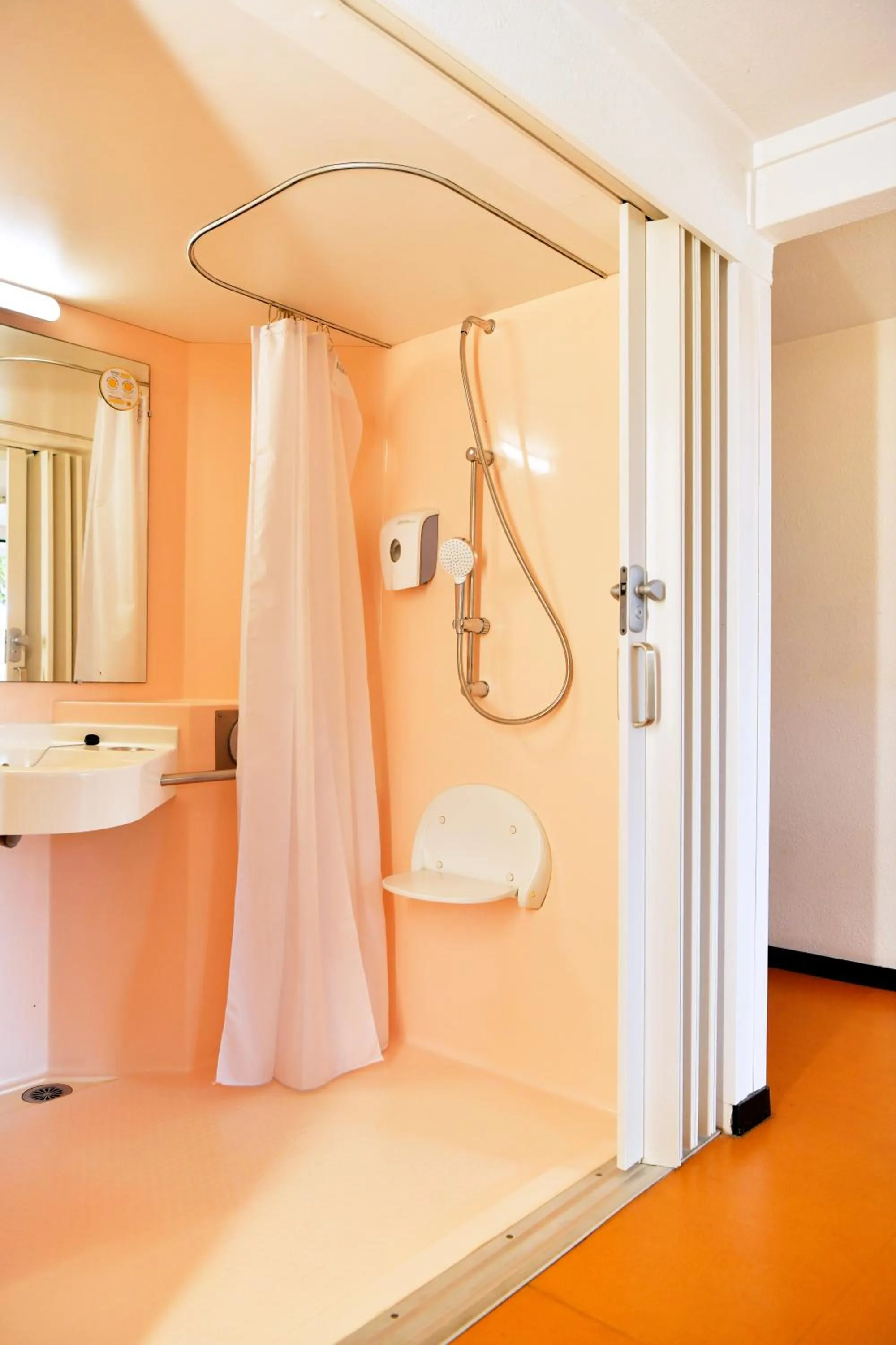 Bathroom in Premiere Classe Saint Nazaire - Trignac