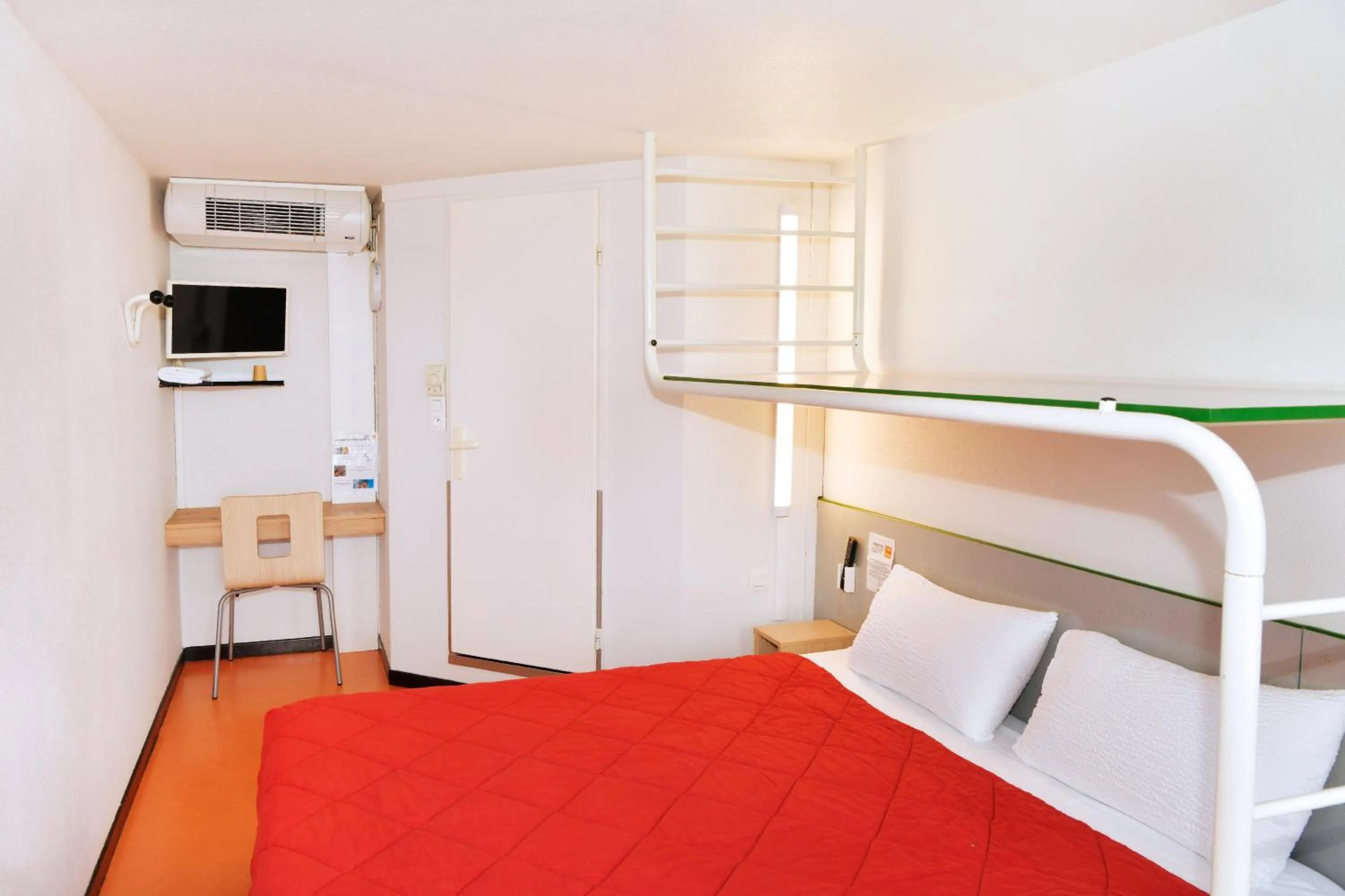 Photo of the whole room, Bed in Premiere Classe Saint Nazaire - Trignac