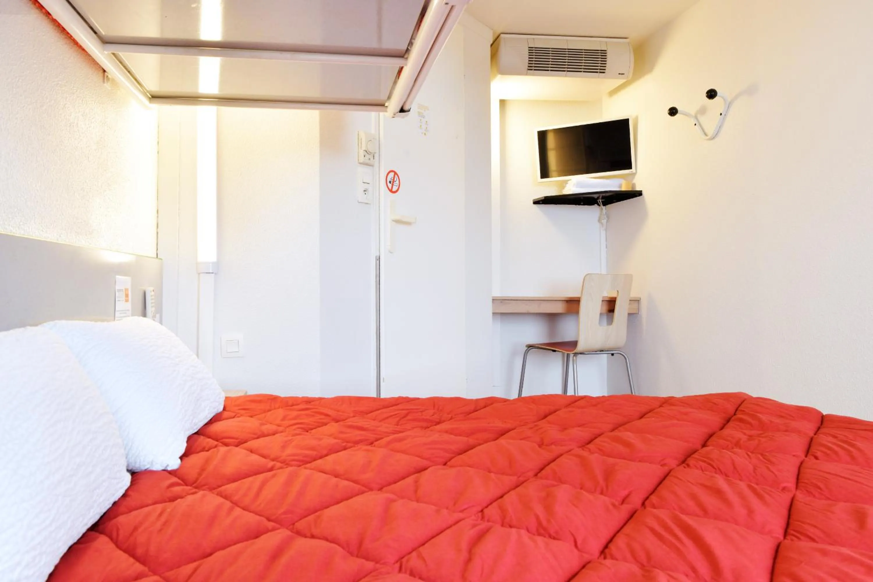 Photo of the whole room, Bed in Premiere Classe Saint Nazaire - Trignac