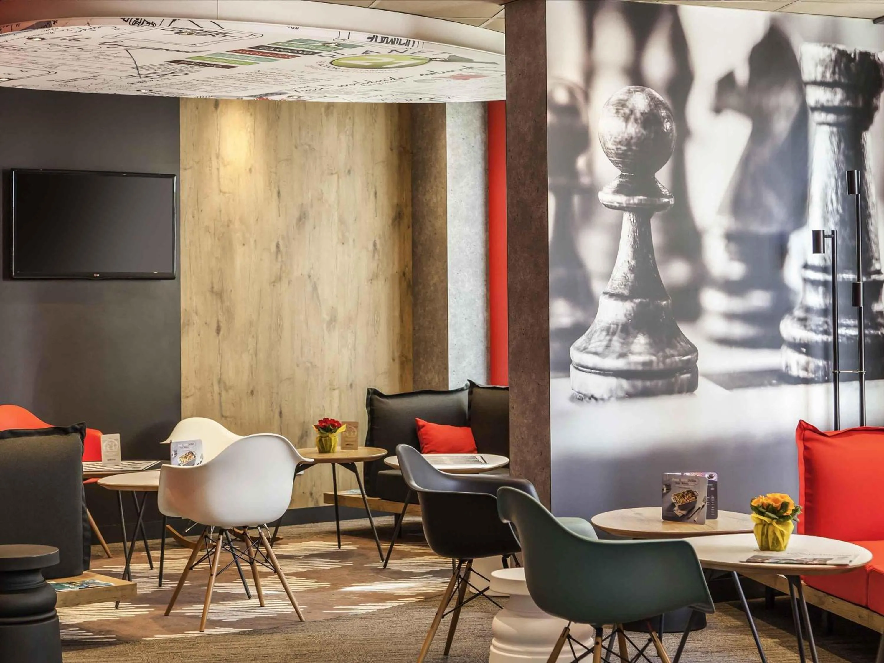 Lounge or bar in ibis Poitiers Centre