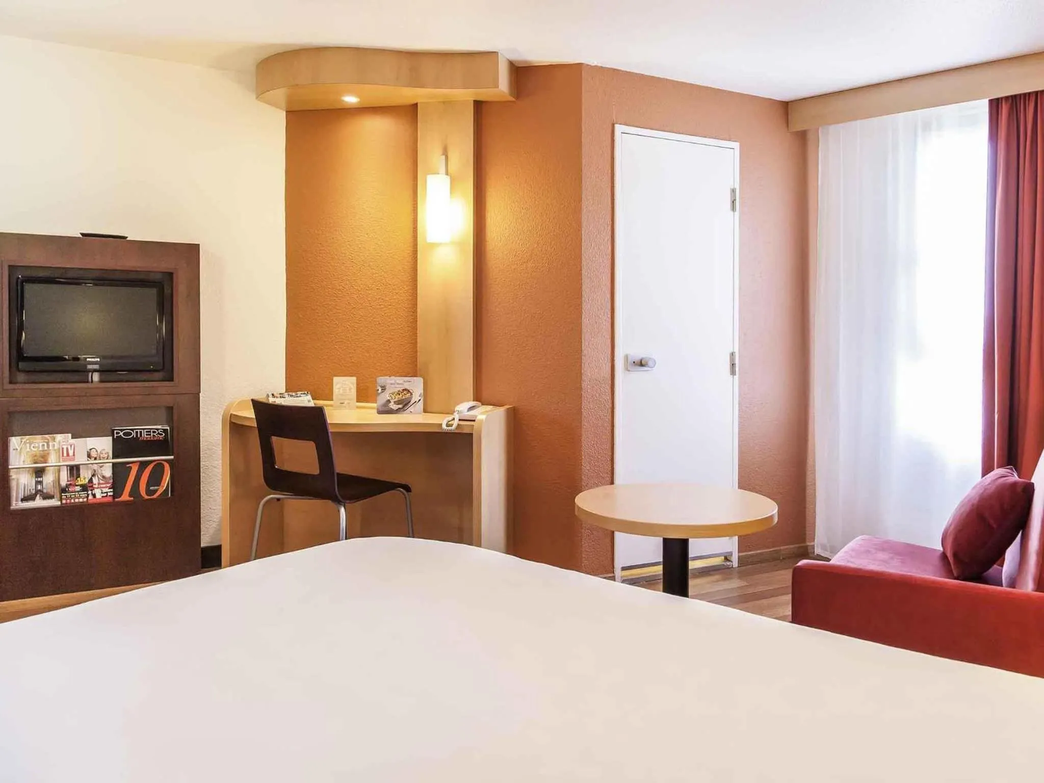 Bedroom, Bed in ibis Poitiers Centre
