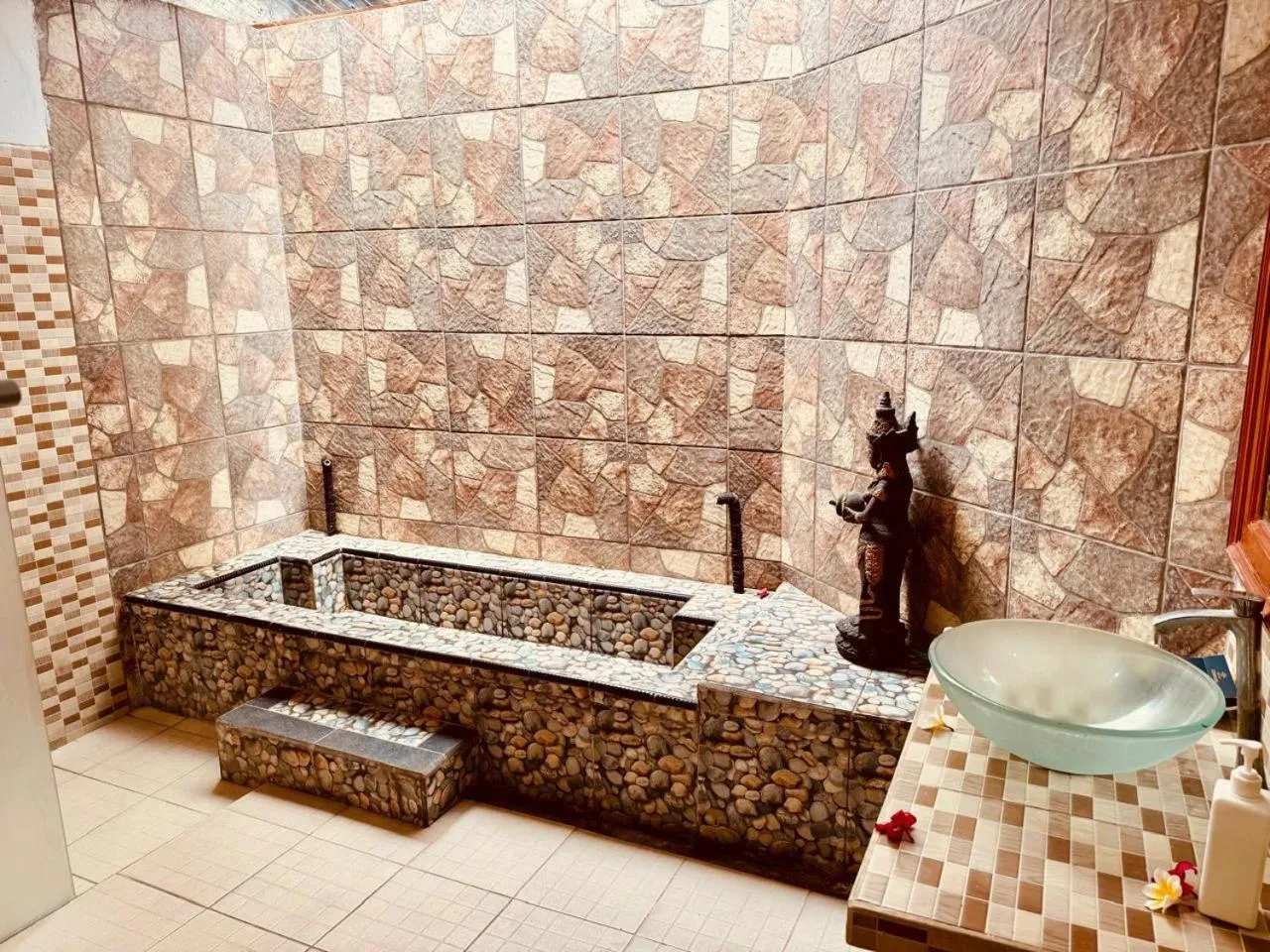 Bath in Bungalow Geringsing