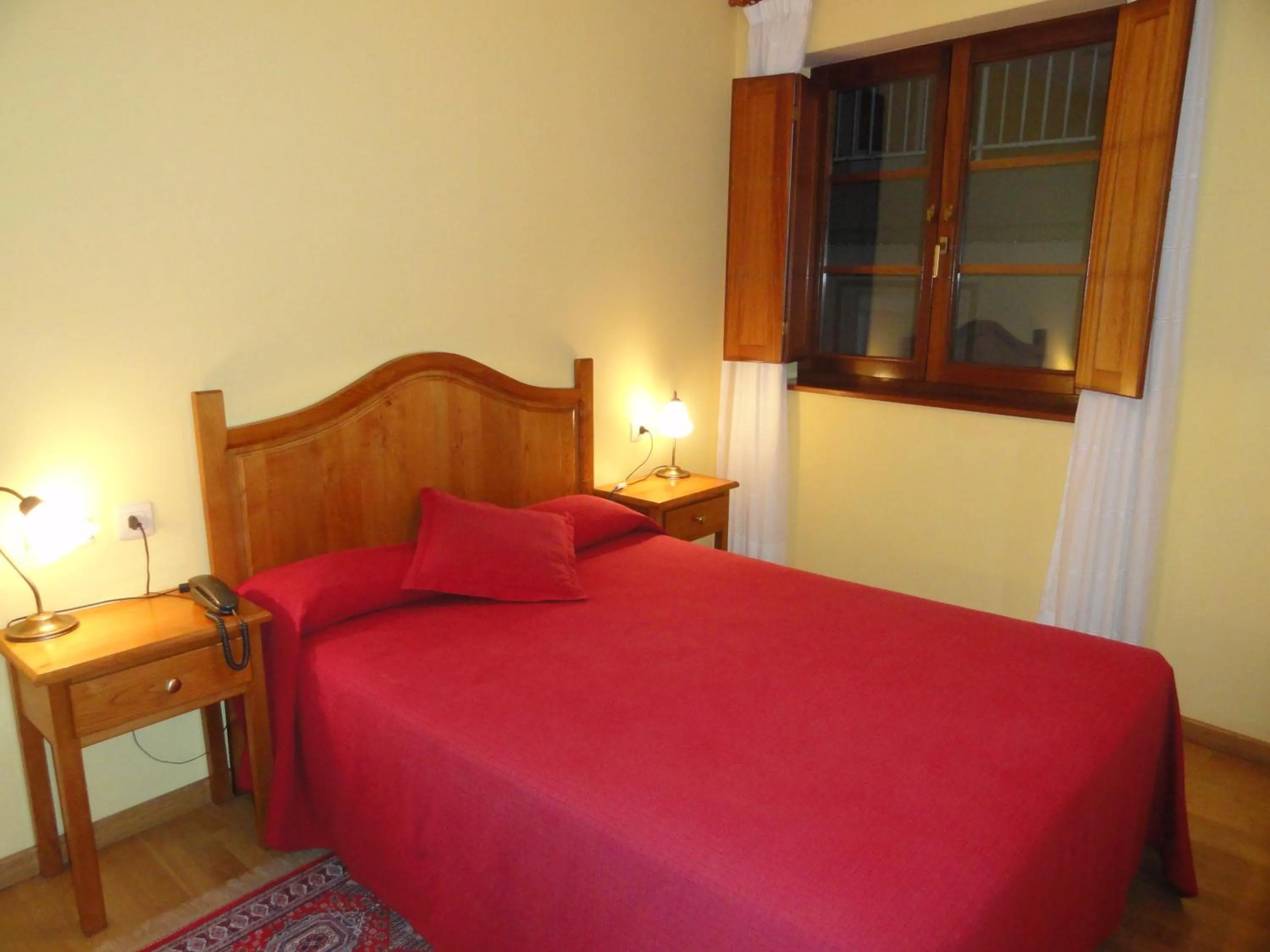 Toilet, Bed in Hotel Restaurante Casa Petronila