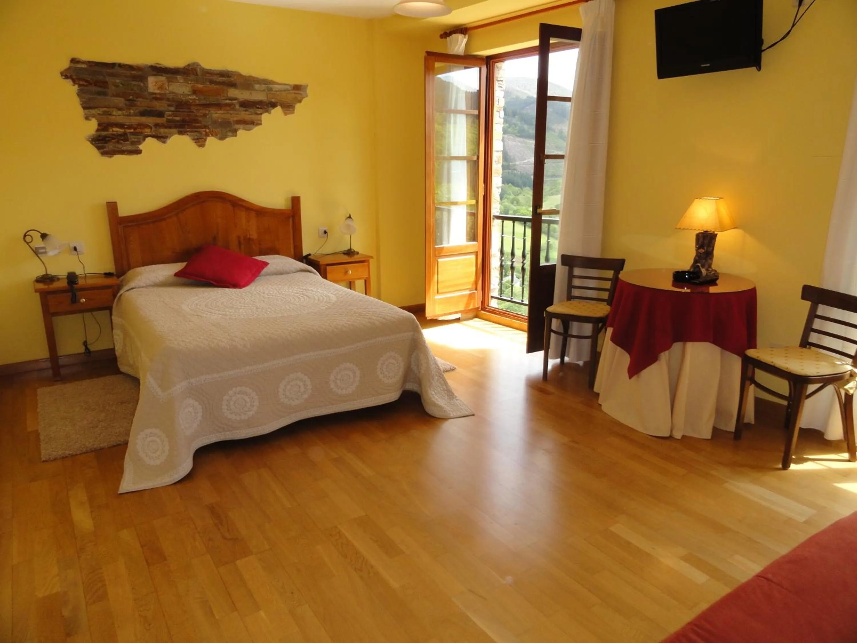 Balcony/Terrace, Bed in Hotel Restaurante Casa Petronila