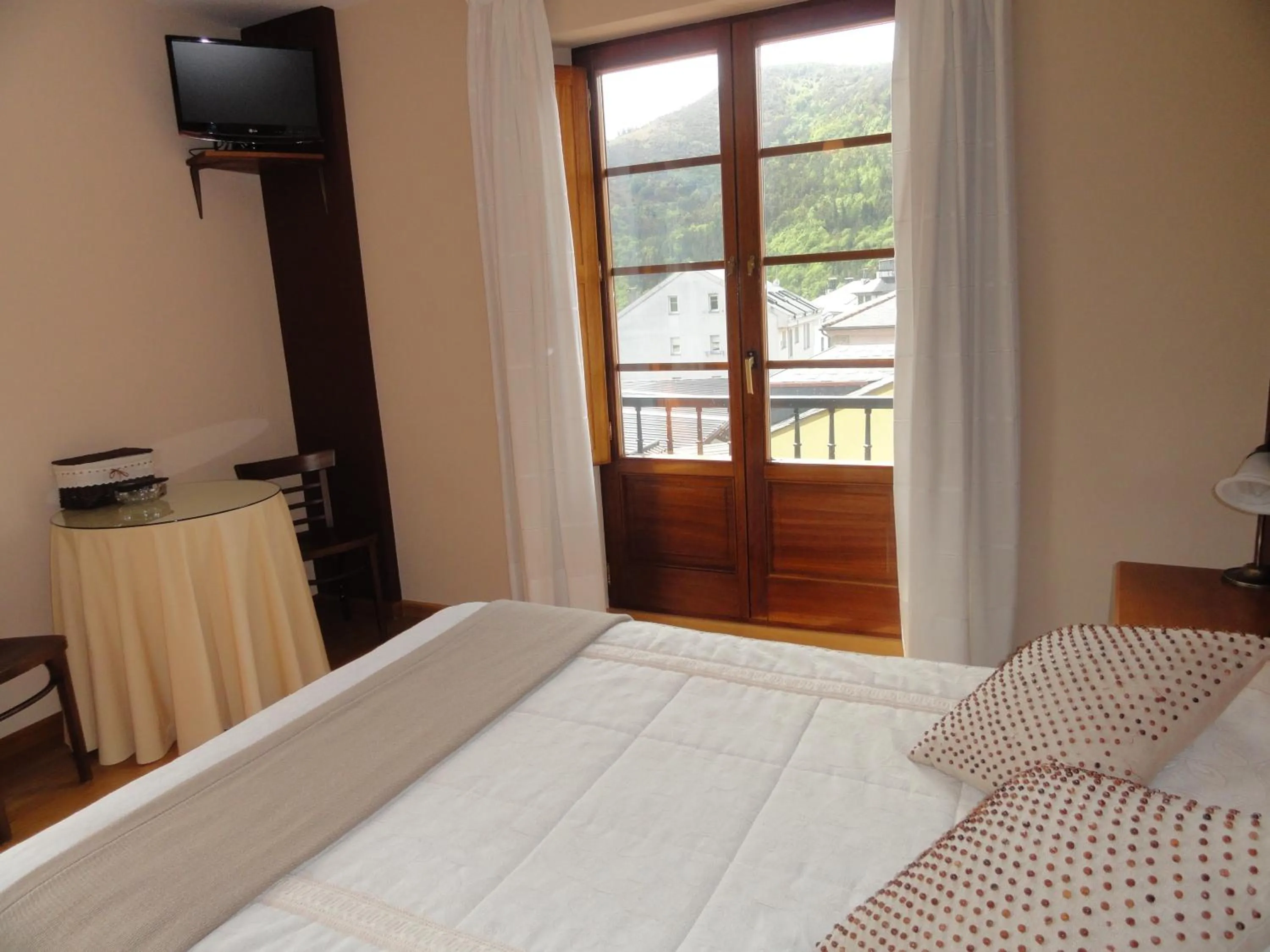 View (from property/room), Bed in Hotel Restaurante Casa Petronila