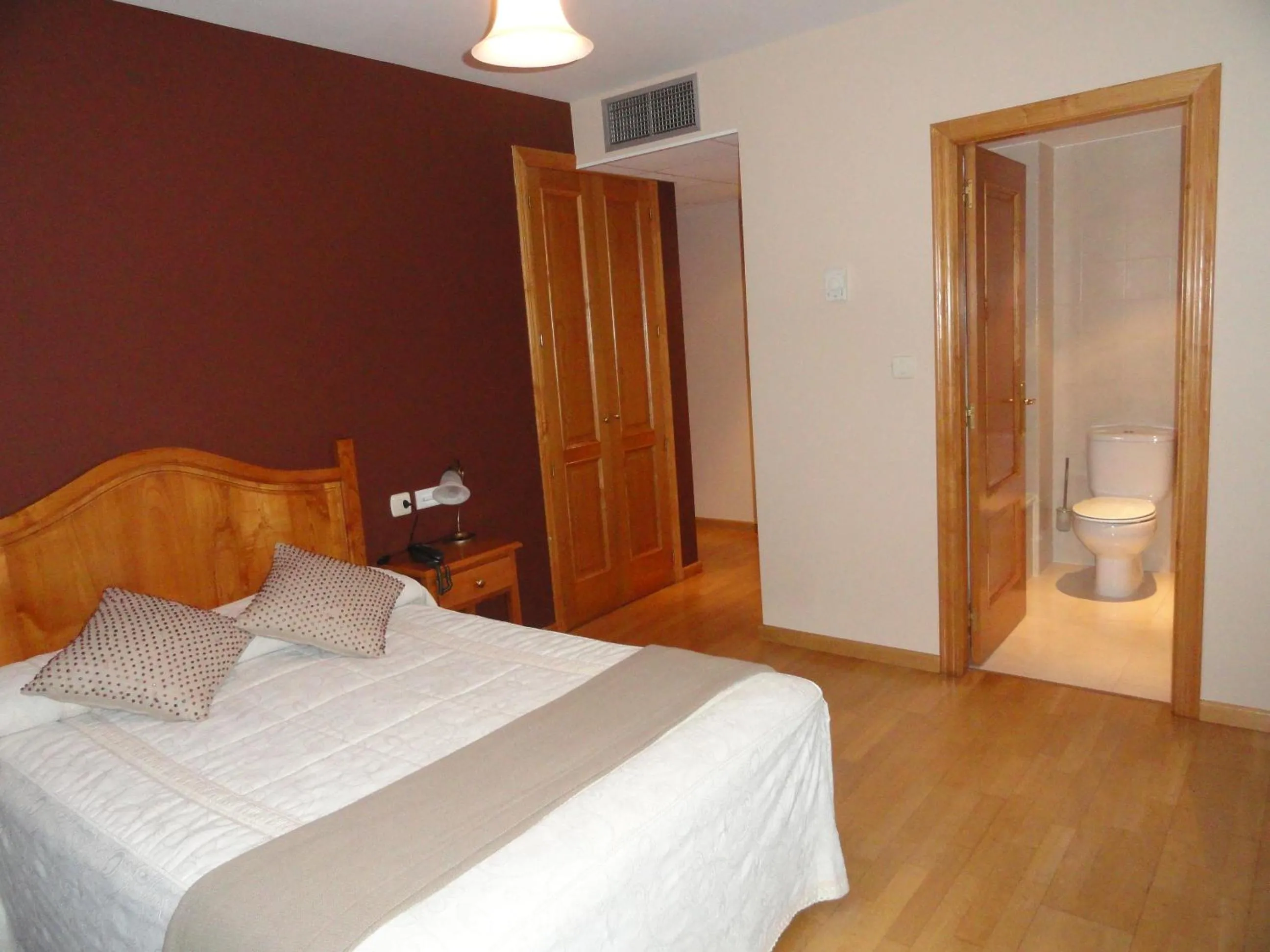 Toilet, Bed in Hotel Restaurante Casa Petronila