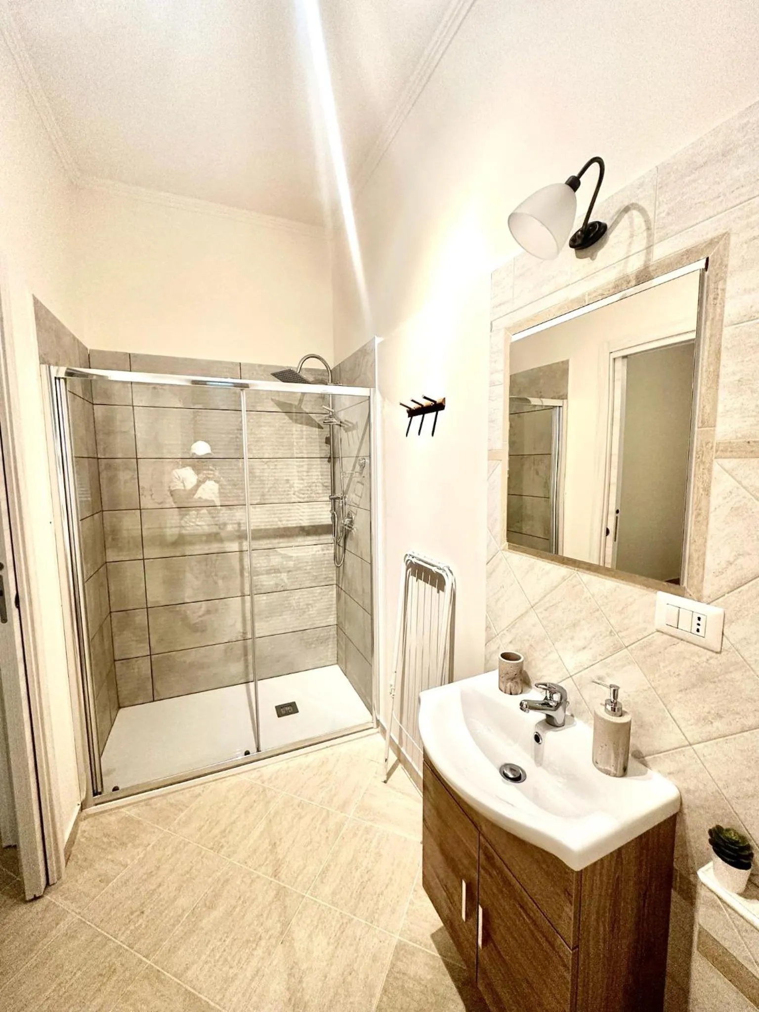 Shower in River View