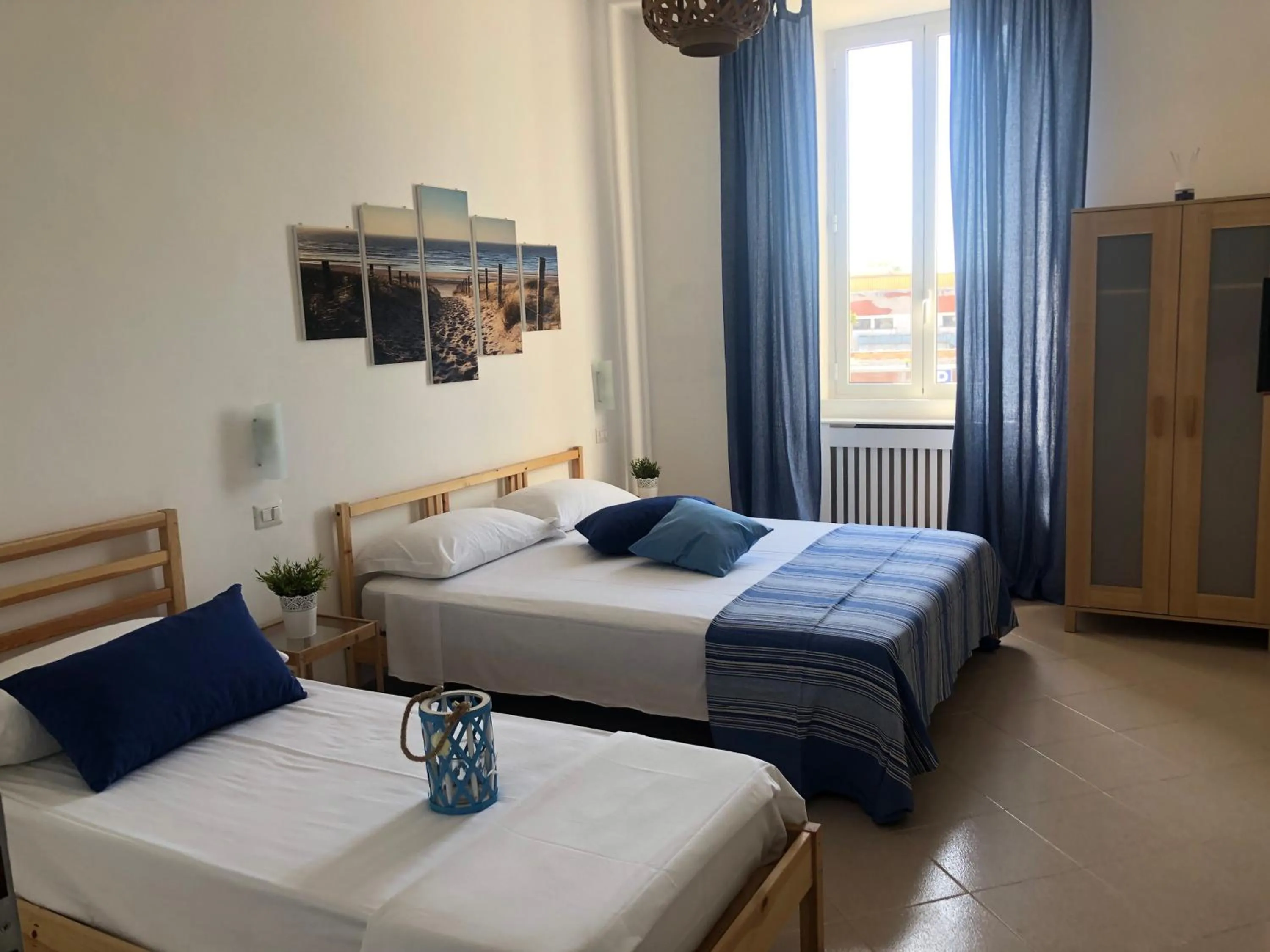 Photo of the whole room, Bed in River View