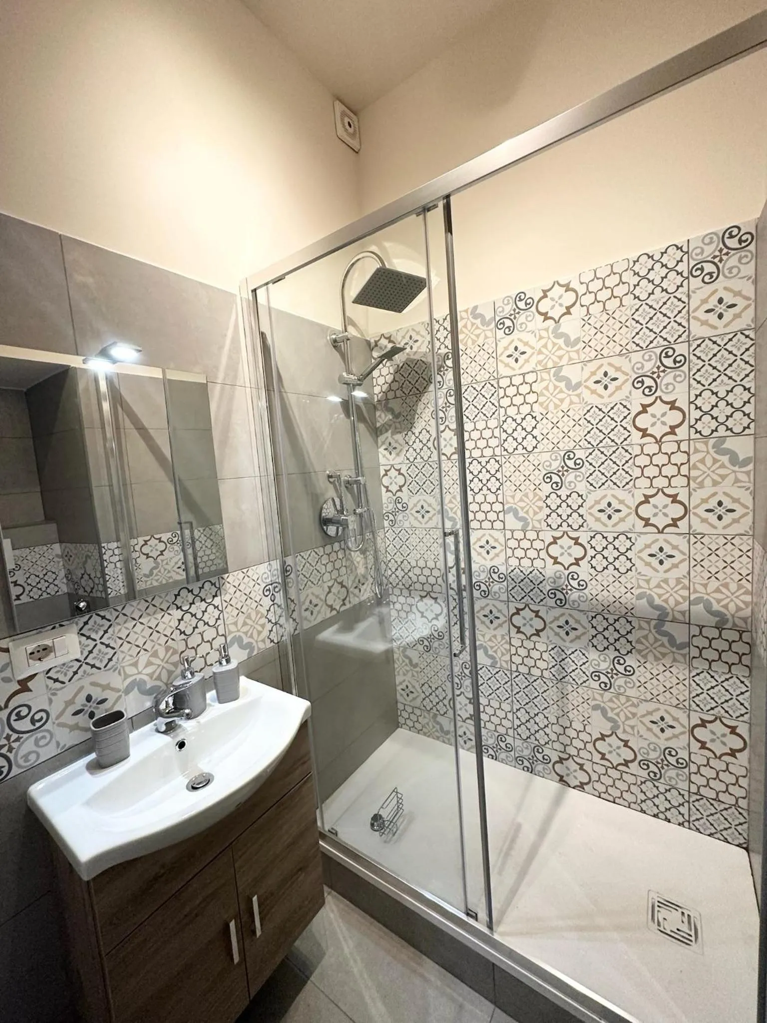 Shower in River View