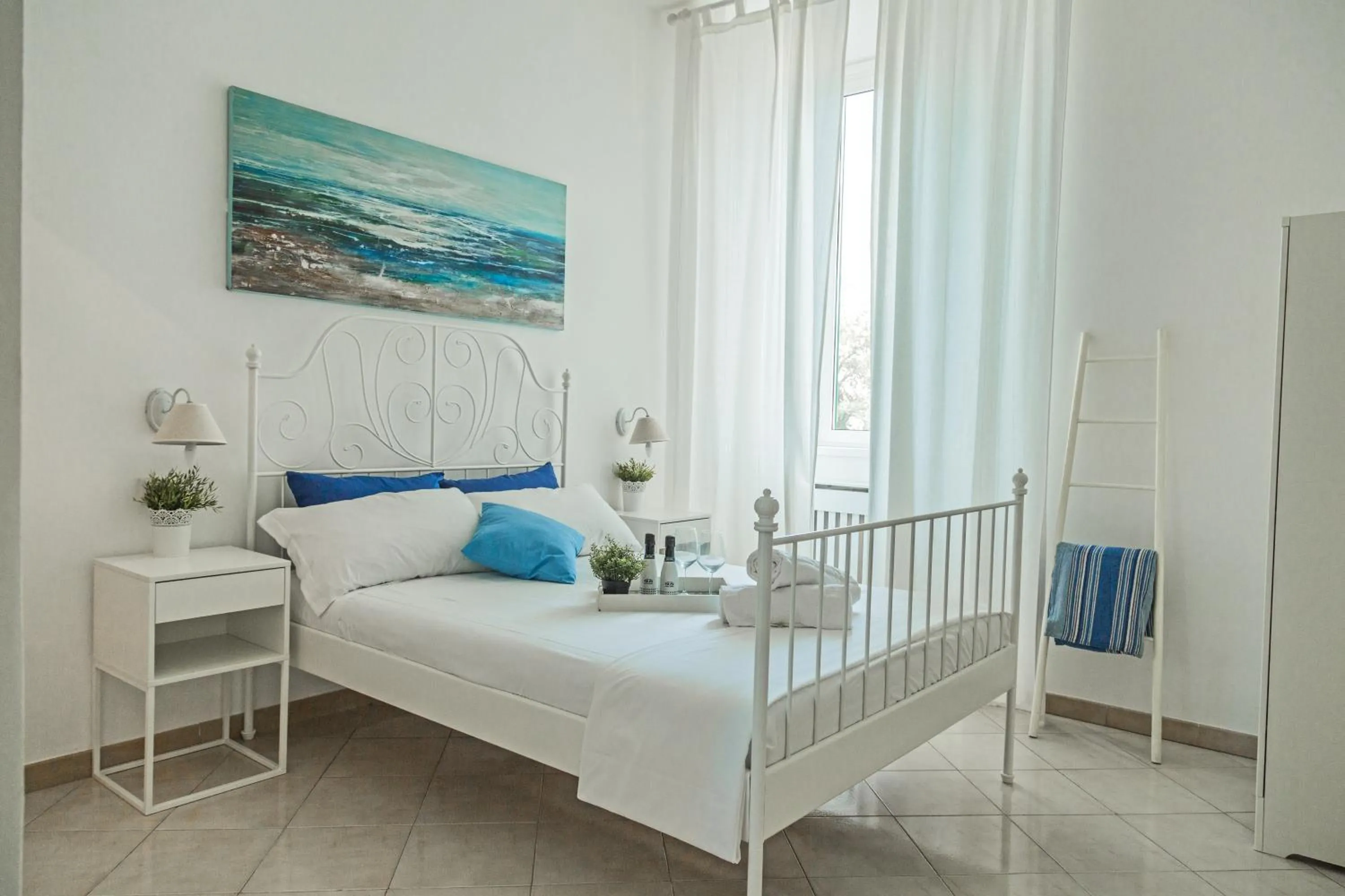 Photo of the whole room, Bed in River View