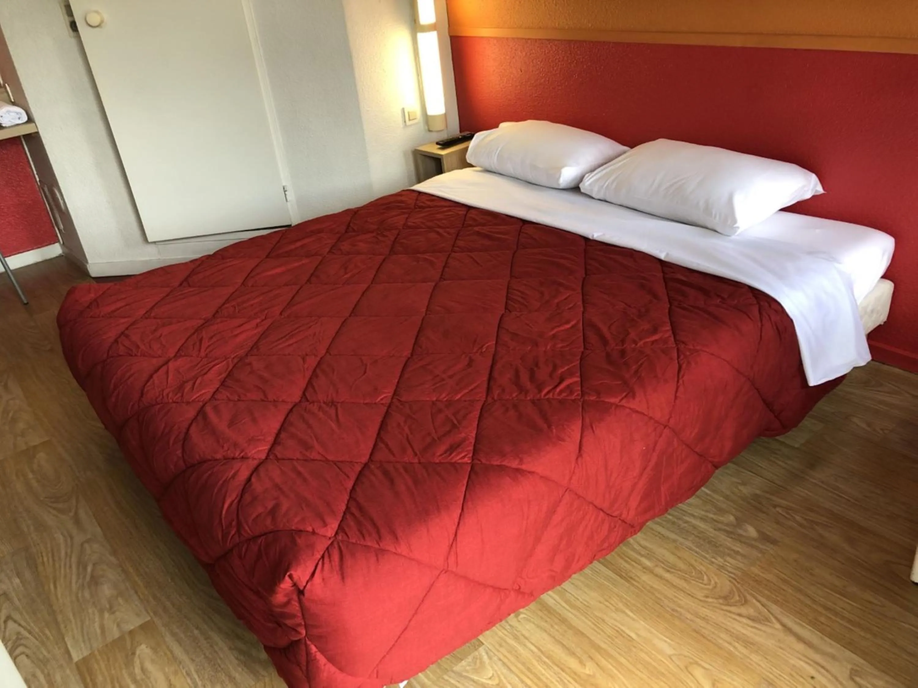 Shower, Bed in Premiere Classe Laon